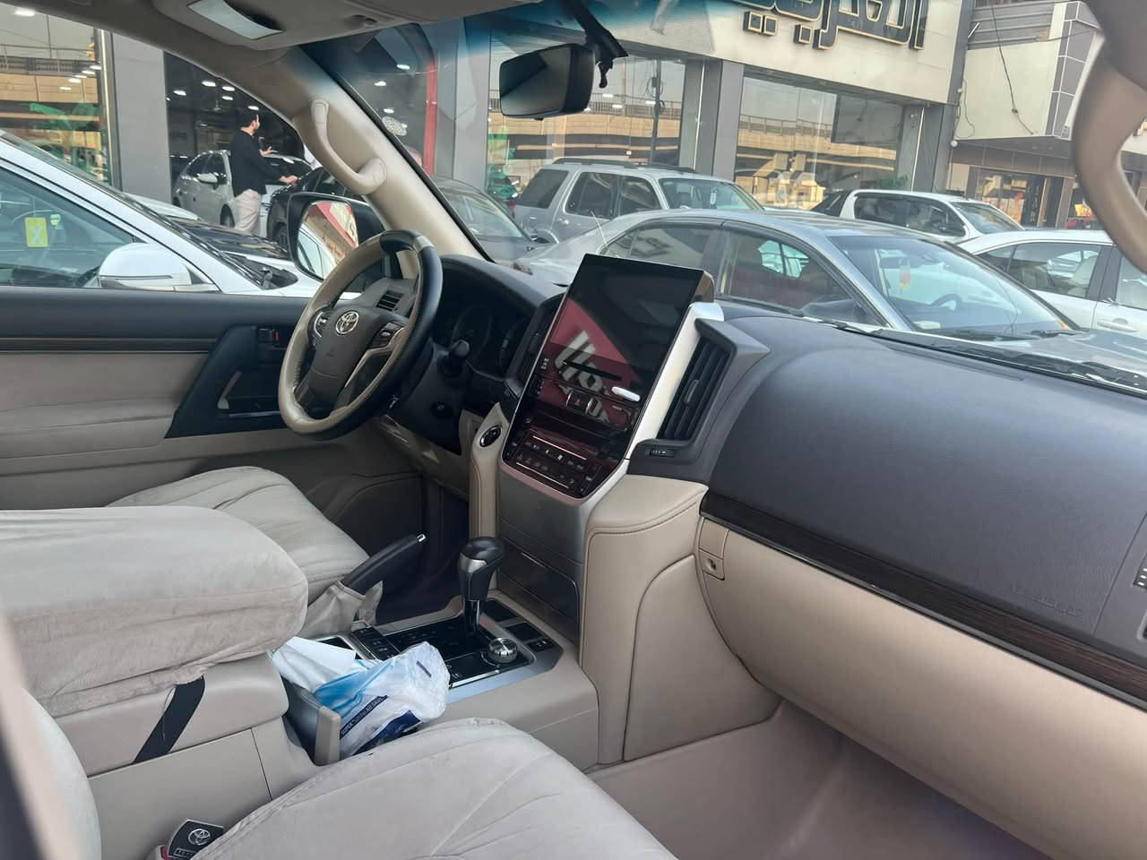 السلام عليكم
لاندكروز موديل 19 ساز باب اول 

كراند تورن 

محرك 6 

بدون قطره صبغ كفاله 

ماشيه 123 

صندوق شفط 

8 ايرباك 

شرط تحويل 

السعر 48  بي مجال 

***********
