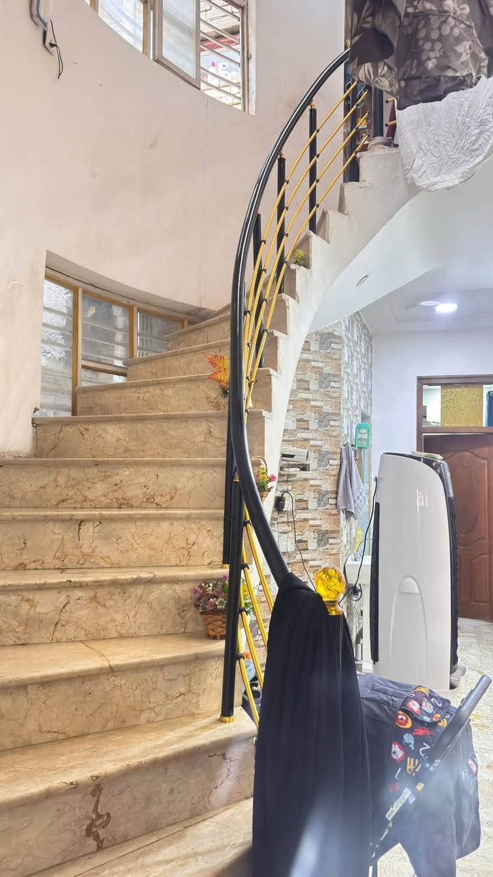 🏠 دار للبيع في الشعلة – قطاع 11 | شارع جامع الجوادين

📢 فرصة مميزة للسكن أو الاستثمار
دار بمساحة 160 م² جنس العقار طابو صرف بأسم شخص وغير مطلوب ، وموقع ممتاز، يصلح للسكن لعائلة كبيرة أو يمكن الاستفادة منه كشقق سكنية.

📐 المساحة: 160 م²
📏 الواجهة: 8 م
📏 النزال: 20 م
📍 الموقع: الشعلة – قطاع 11 – شارع جامع الجوادين، ثاني فرع على اليسار من الشارع العام
🏗️ سنة البناء: 2019

🔹 تفاصيل الدار:

🏡 الطابق الأرضي:
• غرفتان
• صالة عائلية
• استقبال
• حمام شرقي وحمام غربي
• منوران، أحدهما وسطي والآخر خلفي
• الطابق الأرضي بالكامل ديكورات مميزة
• نظام إنارة بثلاثة خطوط منفصلة لمزيد من الراحة والرفاهية

🏡 الطابق الثاني:
• 4 غرف
• صالة عائلية
• حمام شرقي

✨ إجمالي الدار:
• 6 غرف
• استقبال
• صالتان عائليتان، واحدة في كل طابق
• 3 حمامات
• كراج سيارة 🚗
• بيتونة كبيرة جداً
• درج دوّار
• الكهرباء بواري دفن
• الأرضية مرتفعة عن مستوى الشارع بحوالي 75 سم، مما يوفر حماية أفضل من انخفاض مستوى الشارع

💎 مميزات الموقع والتصميم:
✔️ قريب من الشارع العام
✔️ موقع مميز في شارع جامع الجوادين
✔️ مناسب لعائلة كبيرة
✔️ مناسب للاستثمار وتقسيمه إلى شقق
✔️ بناء حديث نسبياً
✔️ تشطيبات وديكورات مميزة في الطابق الأرضي
✔️ بيتونة واسعة جداً

📞 للاستفسار والتفاصيل:
***********

🔑 البيع مباشر من المالك – للجادين فقط.
