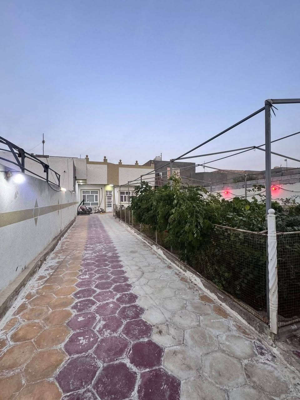 سلام عليكم بيت مساحه 400م الموقع تقيه معمل الغاز غرفه عدد 2صاله حمام خارجي وداخلي حديقه البيت جاهز مع الاثاث مع الاثاث 110 بدون اثاث 95 رقم الاستفسار ***********
