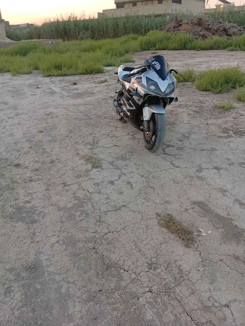 افوراي 600 )2004 دراجه بيه صوت بلمكينه صوت بكن والكفرات تعبانه  وبيه تكطيع مامسويله ادامه ابد جانت متروكه هواي وصار بيه حماوه بس دراجه تشتغل نكره ابي وقت حتلو جانت حاميه اني ابيع عله وضعه لا تكلي شبيه مابيه اوراقه كامله كمرك اني ابيع كوم حديد يعني ‏‪السعر مليونين وربع مليونين 250 وبيه مجال مكان بغداد
‏‪***********‬‏ وتساب موجود

نص مكتوب في الصور:
- af.59s