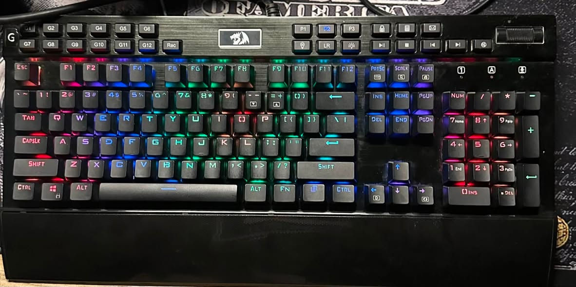 كيبورد ريد دراغونRGB غير متسعمل
نوع الاتصال: سلكي (Wired USB).
أبرز المواصفات:
 * نوع السويتش: سويتش بنفسجي ميكانيكي (Purple Switches) - صوت ونقرة متوسطة، يعطيك استجابة ممتازة وسريعة جداً.
 * النوع: كيبورد ميكانيكي كامل (Full-size) ممتاز للألعاب وجميع الاستعمالات.
 * الإضاءة: إضاءة RGB احترافية بأنماط متعددة وكثيره جداً .
 * أزرار المايكرو: 12 زر مايكرو مخصص (G1-G12) لبرمجة الأوامر السريعة.
 * التحكم بالصوت: أزرار ميديا مخصصة مع عجلة (Roller) للتحكم بالصوت والإضاءة.
 * الراحة والتصميم: مسند معصم مريح وهيكل ألومنيوم قوي.
حجمه اكبر كيبورد كحجم وازرار كلشي بيه وكلش مريح بالاستخدام
الحالة: جديد غير مستعمل نهائياً مشتري وعايفه اذا دكمه وحدة ما اشتغلت رجعه الي

السعر المطلوب: 65لف وبي مجال بسيط
المكان: بغداد  البنوك
واتساب ***********
