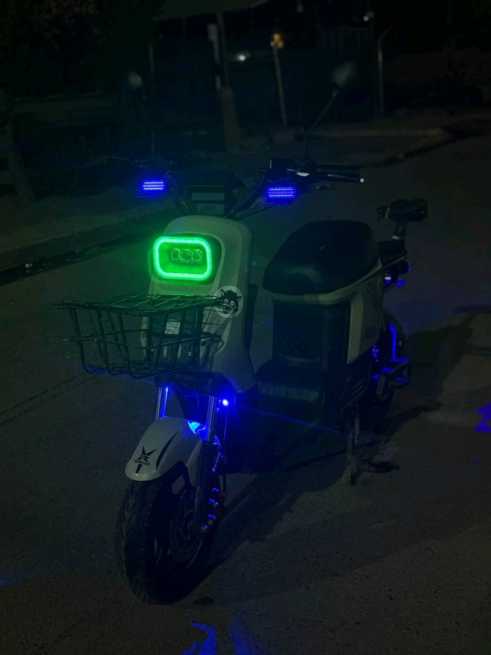 *السلام عليكم ورحمة الله وبركاته* 👋
*ماطور R8* 🛵  
*5 بطاريات* 🔋  
*شغال كامل* ✅  
*كله شرط* 💯  
وعل فحص 🌪
*نضافة فول* ✨  
*السعر 350قفلل* 💵  
*المكان موصل* 📍