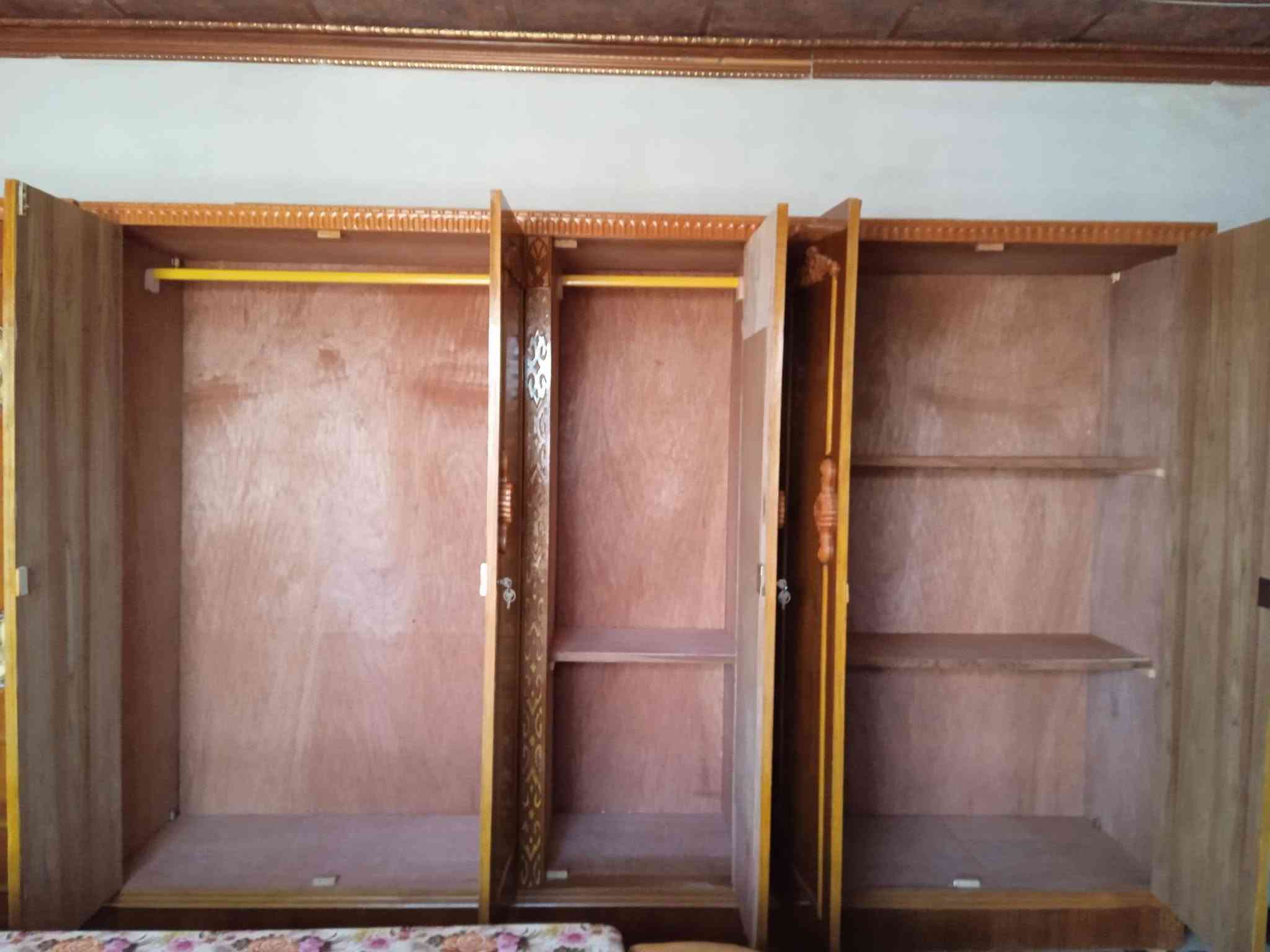 السلام عليكم يوجد غرفة نوم  نظيفة للبيع كما موضح في صوره السعر ( مليون وميتين) اتصال ***********
