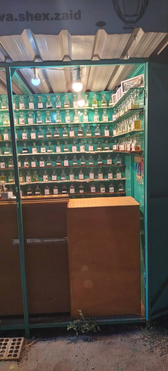 كابينة عطور للبيع بكامل ادواتها تكدر تنقلها لاي مكان
السعر كلش مناسب..
لتواصل 
الرقم:***********

نص مكتوب في الصور:
- a.shex.zaid
- gulava.shex.zaid