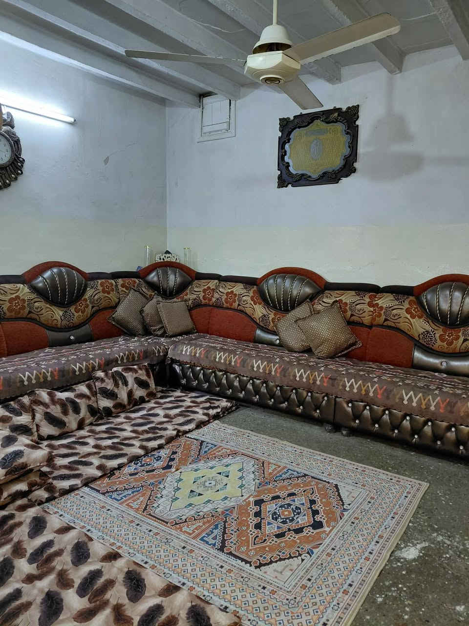 السلام عليكم
دار للبيع في حي المنصور قرب الملعب
مساحة 108 م
البيت ركن 
الوجهة 9
البيت شرقي 
 الدار مكون من ثلاث غرف وصحيات و مطبخ و مخزن

الدار ملك صرف طابو 

سعر الدار 70 وبي مجال

للاستفسار التواصل على الرقم

***********

