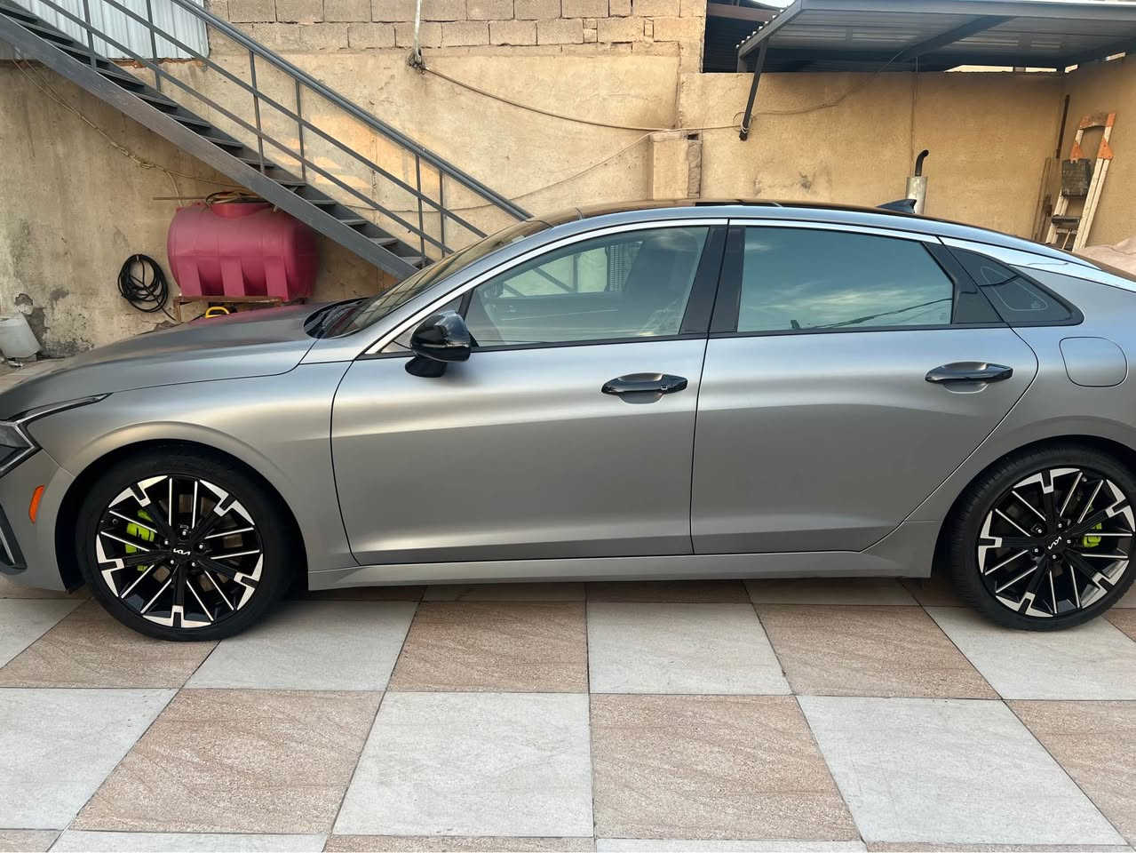 عـــلـئ بــــركـــة الـــلـــه
نــوع الــمـركـبة:- K5 - GT دبل لون من الشركة )لون طافي )
الـــــمــوديــــل:-2025
حــجـم الـمـحرك:- Turbo 2500
الــــعـــــــــداد:25الف كم
الايــــربــاكـــات:-سليمة 
الـــــــوحـــــــة:- بصرة شهداء ( وكالة عامة + وكالة خاصة باقي 8 اشهر اصير حرة )
بصمه تشغيل + ابواب
تشغيل عن بعد ( Remote Start )
بنوراما فتحتين 
داخل جلد ( اسود مطرز فسفوري مختمة GT)
كشنات كهربائيه مع تدفئه مختم GT
تحكم ستيرن جهـتين
شحن لاسلكي
لايت زينون ٣ عدسات ديناميكي
كشافات زينون
بك لايت لد متصل
رادار امامي + خلفي + جانبي
نظام النقطه العمياء مع تحذير الاصطدام مع خاصيه التوقف التلقائي 
مثبت سرعه ذكي تفاعلي مع الرادار
نظام كشف حركه المرور الخلفيه
مساعدة البقاء في المسار 
مساعد الخروج الامن عند فتح الابواب 
شاشة وسطية تدعم Apple CarPlay & Android Auto 
درايف مود ٤ وضعيات للقياده Normal,sport,sport plus ,custom 
نظام ترحيب عند الاقتراب
فتح الجنطه عند الاقتراب
الضرر  - تبديل قبق جنطه فقط دعاميه نفس اللون 
السعر 225بيهة مجال
الرقم*********** البصرة, العراق
