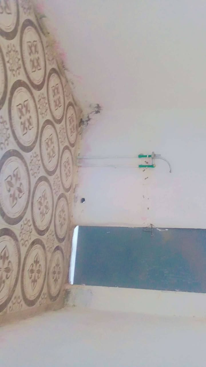 بيت مساحه 160متر بحي الحكيم نزله عميد جادر 
غرفتين وهول ومطبخ وستقبال صحيات داخليه وخارجيه وطرمه شارع مجاري خدمات كامله البناء بلوك السقف عكاده لارضيه سيراميك صاير ركن علا شارعين
طابو سند25 مسجل بلديه 
السعر 21 
الستفسار ***********
