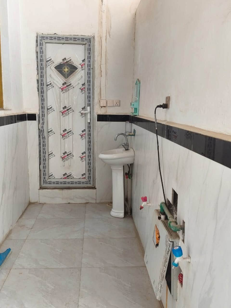 بيت للاجار التنومه شارع القاطع البيت نضيف ايجاره 450 للاستفسار ***********
