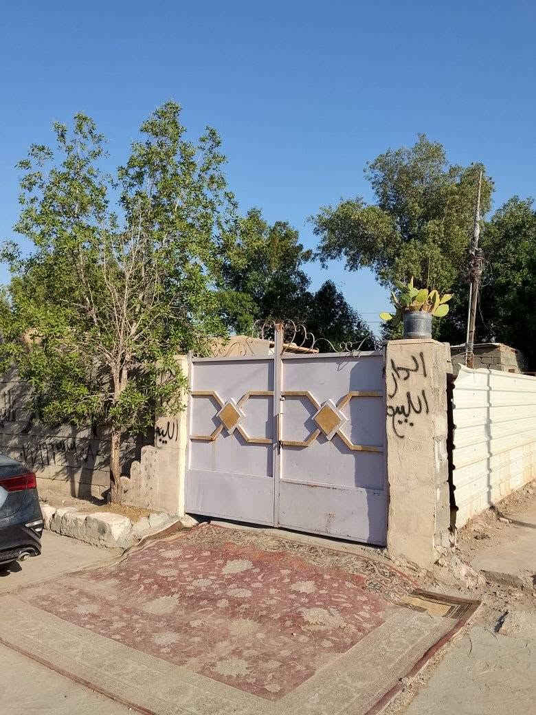 سلام عليكم بيت تجاوز بغداد  حي السلام مقابيل حي العامل بيت نضيف يحتوي على 3غرف واستقبال ومطبخ بيت اكمل مثل مابين بصوره واريد يشوفه يتصل *********** السعر 13مليون وبي مجال
