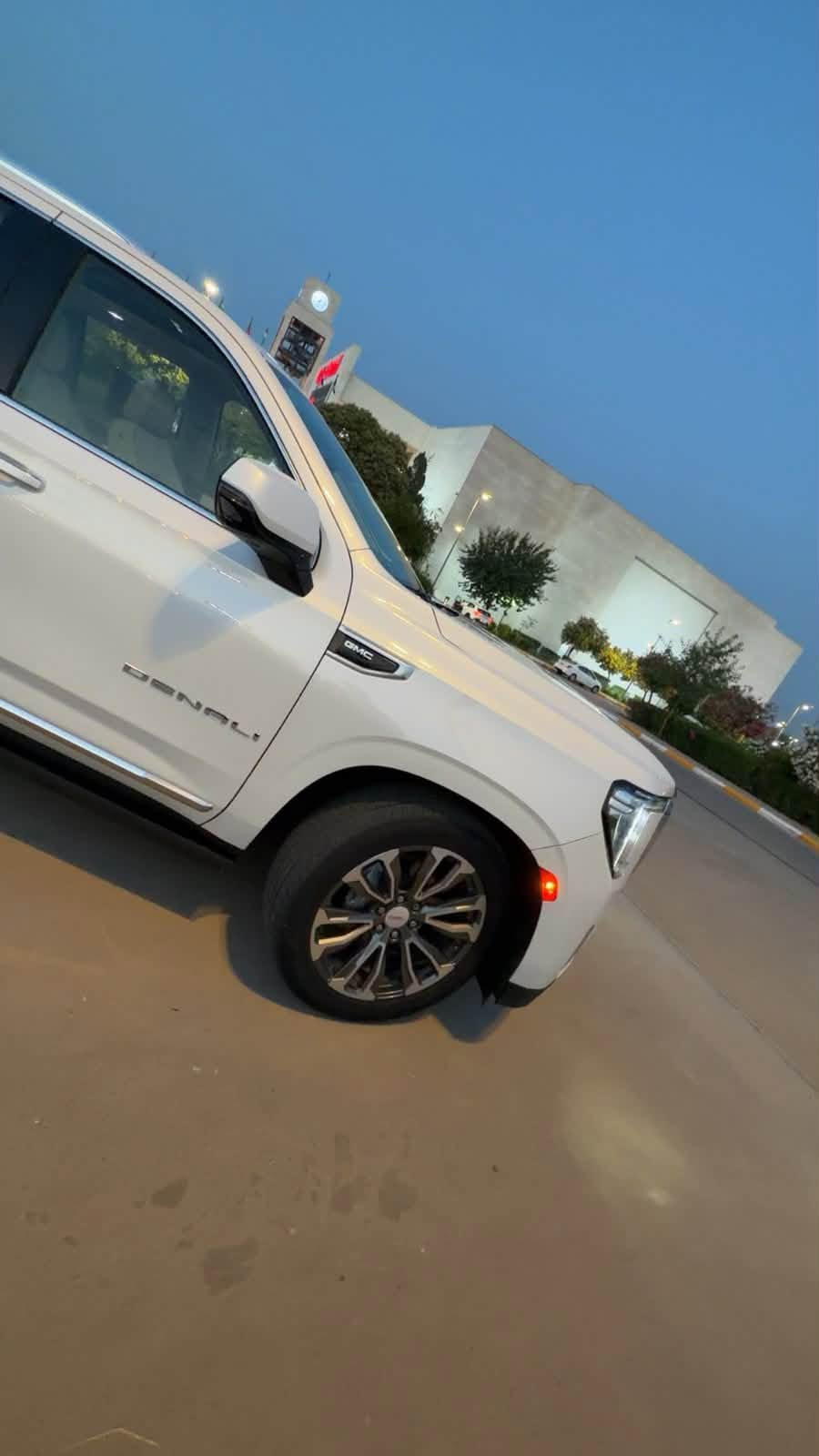 ‏GMC YUKON DENALI 2023
وكالة المنصور كفالة عامة عدا  ربع الجامغ لامامي  وسونار موجود يراسلني خاص السيارة جديدة اي نقص مابيها 
ماشية 53لف كيلو متر فقط 
السيارة  بحالة الوكالة باسمي هزة وسنوية جديدة
مواصفات الدينالي المعروفة فول

 المــــــواصـــــفــــات :

- محرك V8 6200cc 
- شاشات خلفية مع hdmi
- تبريد ٣ قطع
- وايرلس كاربلاي
- مراية كامرة
- كامرات 360 درجة
- حساسات امامية خلفية
- تشغيل واطفاء اوتو
- ثلاجة توصل درجة حرارة سالب ٥
- رادار
- نضام المحافضة على المسار
- بلك كهرباء
- فور ويل وتو ويل تتحكم بي
- جكات
- هاندبريك كهربائي
- شاشة عرض معلومات على الجامة
- ستيرن كهرباء
- نقطة عمياء
- نضام مراقبة الدسكات
- نضام مراقبة فلتر الهواء
- بانوراما
- مستشعر كشنات خلفية
- كشنات vip منفصلة
- تصعيد وتنزيل كراسي الصف الثالث كهرباء
- كشنات تدفئة+تبريد
- كشنات خلفية تدفئة
- ستيرن تدفئة
- تشغيل عن بعد
- خزن وضعية الكراسي للسائق
- منافذ تايب سي امامي وخلفي وصف الثالث
- كشنات الوسط تنطوي كهربائي ويدوي
- نضام فتح الصندوق بواسطة القدم

سعر480 ✅
للاستفسار *********** بيع او مراوس
