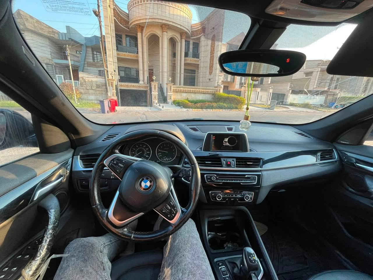 BMW X1 للبيع موديل 2017
ماشية ١٠٠ الف 
رقم بغداد بااسمي مواصفاتها معروفة بصمة فتحة بنوراما طكتين محرك 2000 كشنات جلد 
السيارة وارد امريكي حادثها جاملغ خلفي صفحة اليمنة وبيها بارد بالباب  
مكان السيارة بغداد 
السعر 140 وقابل للتفاوض انطيني سعرك عجبني ابيعلك
***********
