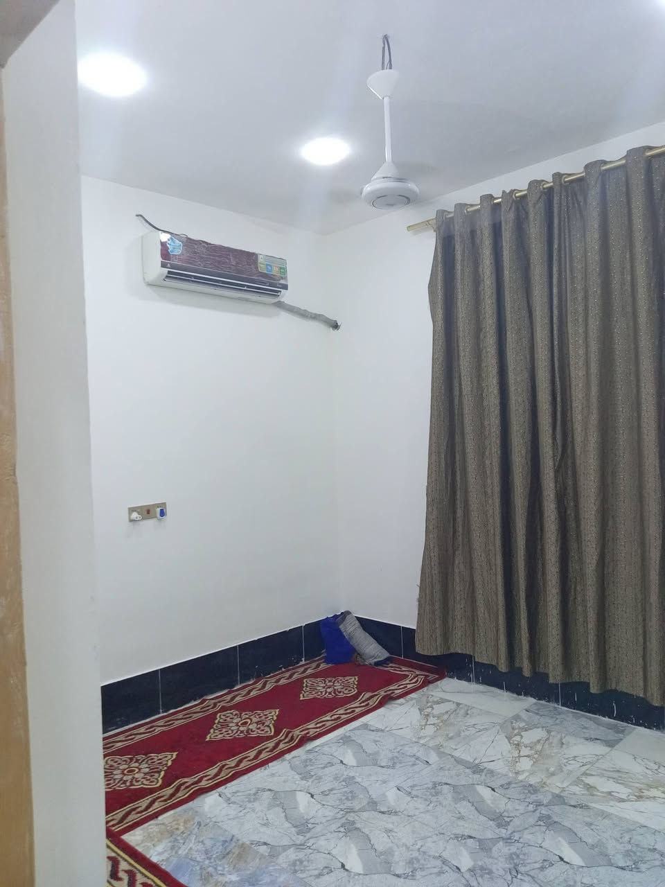سلام عليكم بيت البيع 50متر الارضيه رفت.ابناء حديث طابوك ستقبال - صاله _مطبخ _ غرفتين نوم  3حمامات كما موضح بالصوره الواجه4/65والنزال  10/70 شارع عرض 8
عمود 35نزلت الكاضي قرب سواق الدره السعر 85بيه مجال ***********
