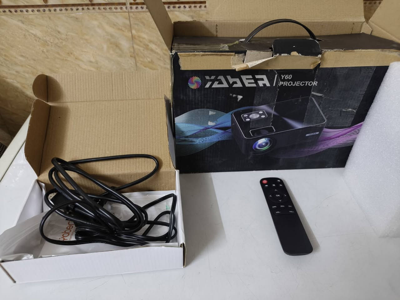 متاح جهاز العرض المنزلي (بروجكتر) من ماركة YABER طراز Y60 (المعروف بـ YABER Y60 Portable Projector).المواصفات الرئيسية: يدعم دقة عرض تصل إلى Full HD 1080P، ويدعم حجم عرض حتى 200 بوصة، ويتميز بسطوع عالٍ (حوالي 6000 لومن) لعرض واضح في الغرف المظلمة أو شبه المظلمة.المنافذ والاستخدام: يحتوي على منافذ متعددة مثل HDMI وUSB لتوصيل أجهزة الكمبيوتر، الهواتف، وأجهزة الألعاب، وهو مناسب للأفلام والعروض المنزلية. للتواصل خاص أو واتساب *********** ويوجد توصيل لكافة محافظات العراق
