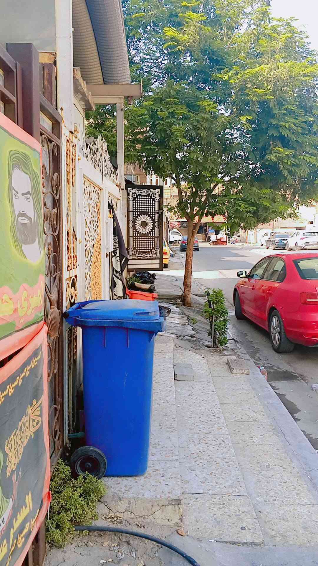 السلام عليكم  مكلفه بلنشر بيت طابقين 75 متر  الشعب شارع عدن محله 337  شارع اسواق فدك بنص الخدمات البيت على ظهر مدرسه حماة  نظيف بي طرمه واستقبال وحمام غربي ومطبخ ومنور والطابق الثاني غرفتين  ايجارة 500 البيت بدون دلاليه
