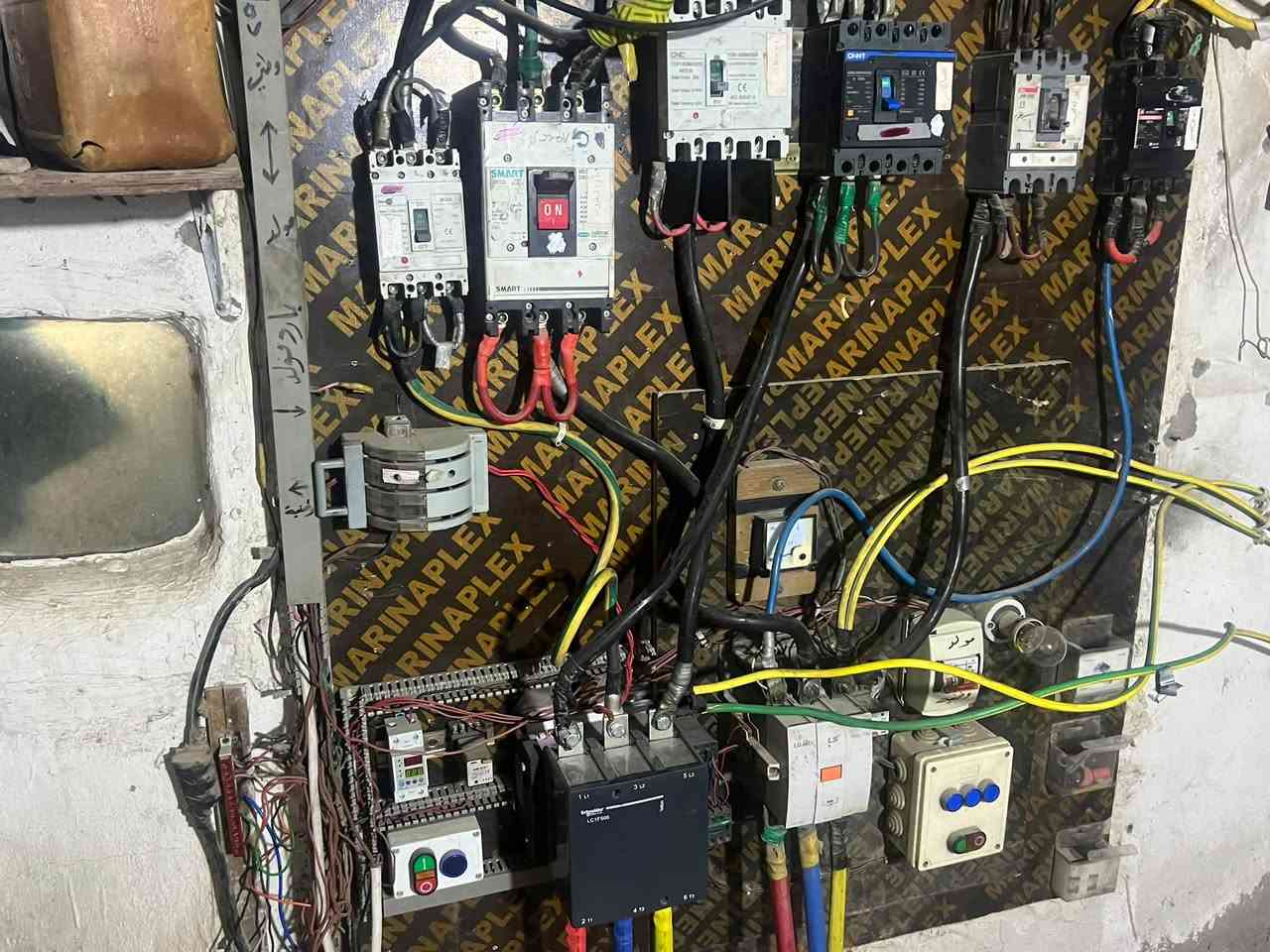 موقع للبيع مكانه لاسكان صناعي ال بو فياض مجاز اجازته 400كيفي مكينه سكانيه 8بي+مكينه سكانيا 6  للتواصل الاتصال على رقم***********
