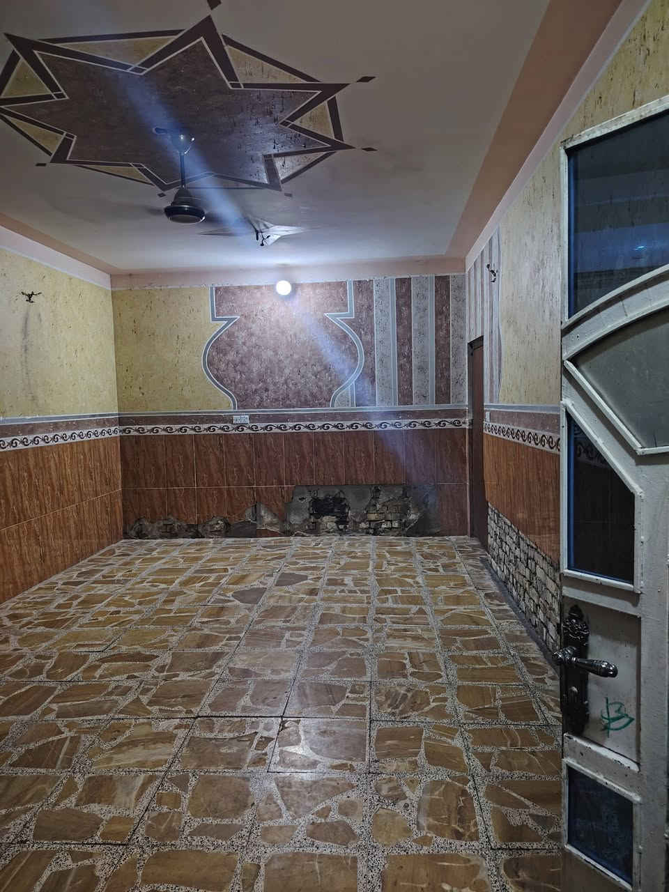 بيت للبيع. مساحه 270 طابو صرف حي طارق الوصط فرع ابو حاتم     الجوه غرفتين وصاله ومطبخ واستقبال ومنورين
والفوك غرفتين وصاله وملحقاته *********** ستفسار
