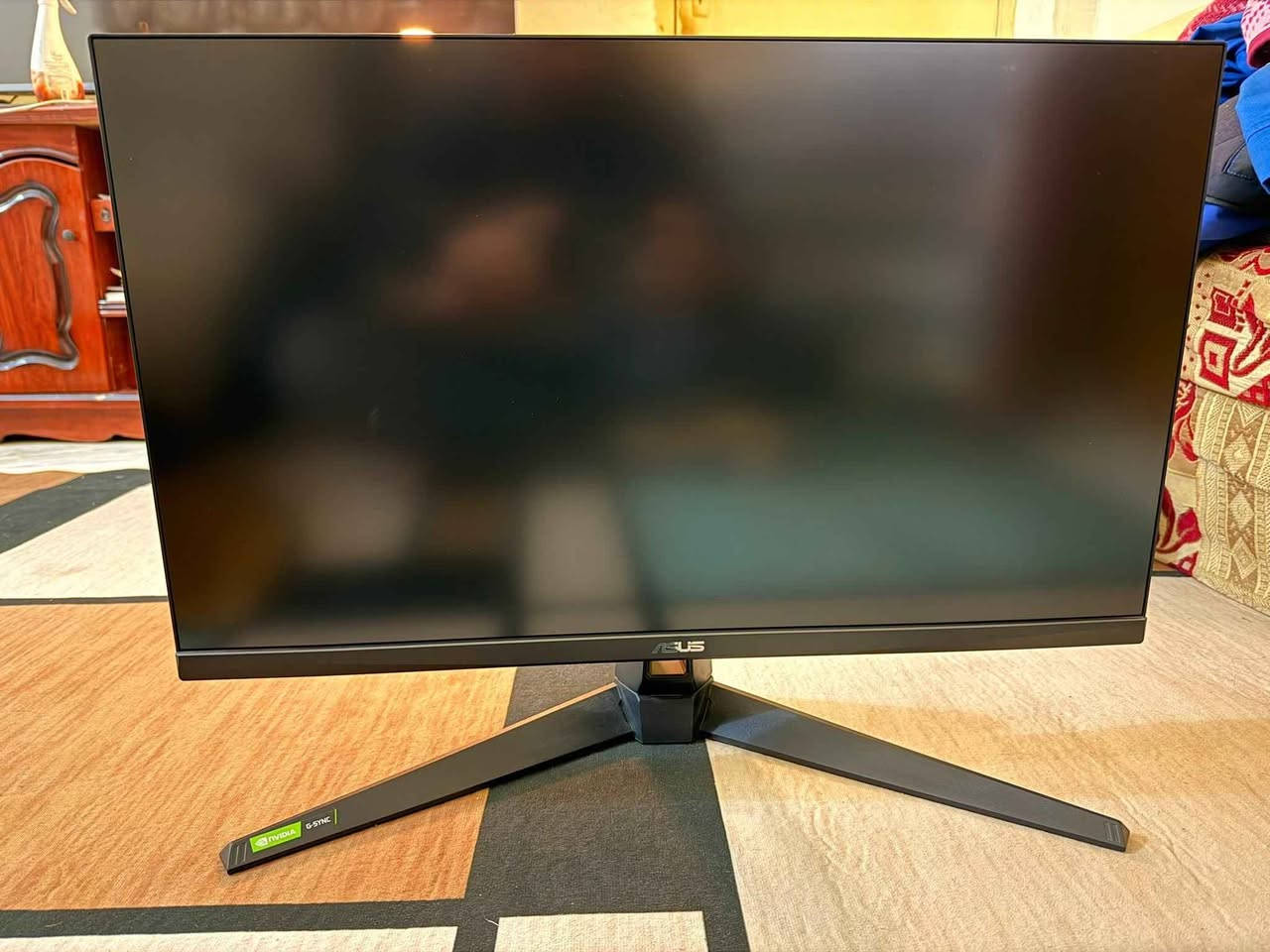 ا ASUS TUF Gaming VG27AQ1A 
– المواصفات التقنية

الشاشة
 • الحجم: 27 بوصة، IPS بدقة WQHD 2560×1440.  ￼
 • نسبة العرض: 16:9، مساحة عرض ~596.7×335.6 مم.  ￼
 • معدل التحديث: حتى 170 Hz (قابل للتفعيل عبر DisplayPort).  ￼
 • زمن الاستجابة: 1 ms MPRT.  ￼
 • السطوع: 250 cd/m² (Typ).  ￼
 • تباين: 1000:1 (Typ).  ￼
 • ألوان: 1.07 B (10-bit)، 130% sRGB، 96% DCI-P3 تقريباً.  ￼
 • دعم HDR: HDR10.  ￼
 • زوايا رؤية: 178°/178°.  ￼

تقنيات الألعاب والتحسين
 • G-SYNC Compatible وAdaptive-Sync.  ￼
 • Extreme Low Motion Blur (ELMB).  ￼
 • Shadow Boost, GamePlus, GameVisual.  ￼
 • Low Blue Light, Flicker-free.  ￼

الصوت والاتصالات
 • مكبرات صوت مدمجة 2×2 W.  ￼
 • منافذ: DisplayPort 1.2 ×1، HDMI 2.0 ×2، منفذ سماعة أذن 3.5 mm.  ￼

التصميم والميكانيكا
 • ميل (Tilt): +20° ~ -5°.  ￼
 • دوران (Swivel): +20° ~ -20°.  ￼
 • بدون تعديل ارتفاع.  ￼
 • دعم تركيب VESA 100×100 مم.  ￼
 • قفل كينسينجتون.  ￼

الطاقة والتشغيل
 • استهلاك طاقة < 35 W.  ￼
 • وضع توفير الطاقة < 0.5 W.  ￼

الأبعاد والوزن (تقريبي)
 • مع الحامل: 615×455×214 مم، وزن ~5.4 kg.  ￼
 • بدون الحامل: 615×367×51 مم، وزن ~4.3 kg.  

توصيل متوفر 

للتواصل على الخاص ￼ *********** حلة, بابل
