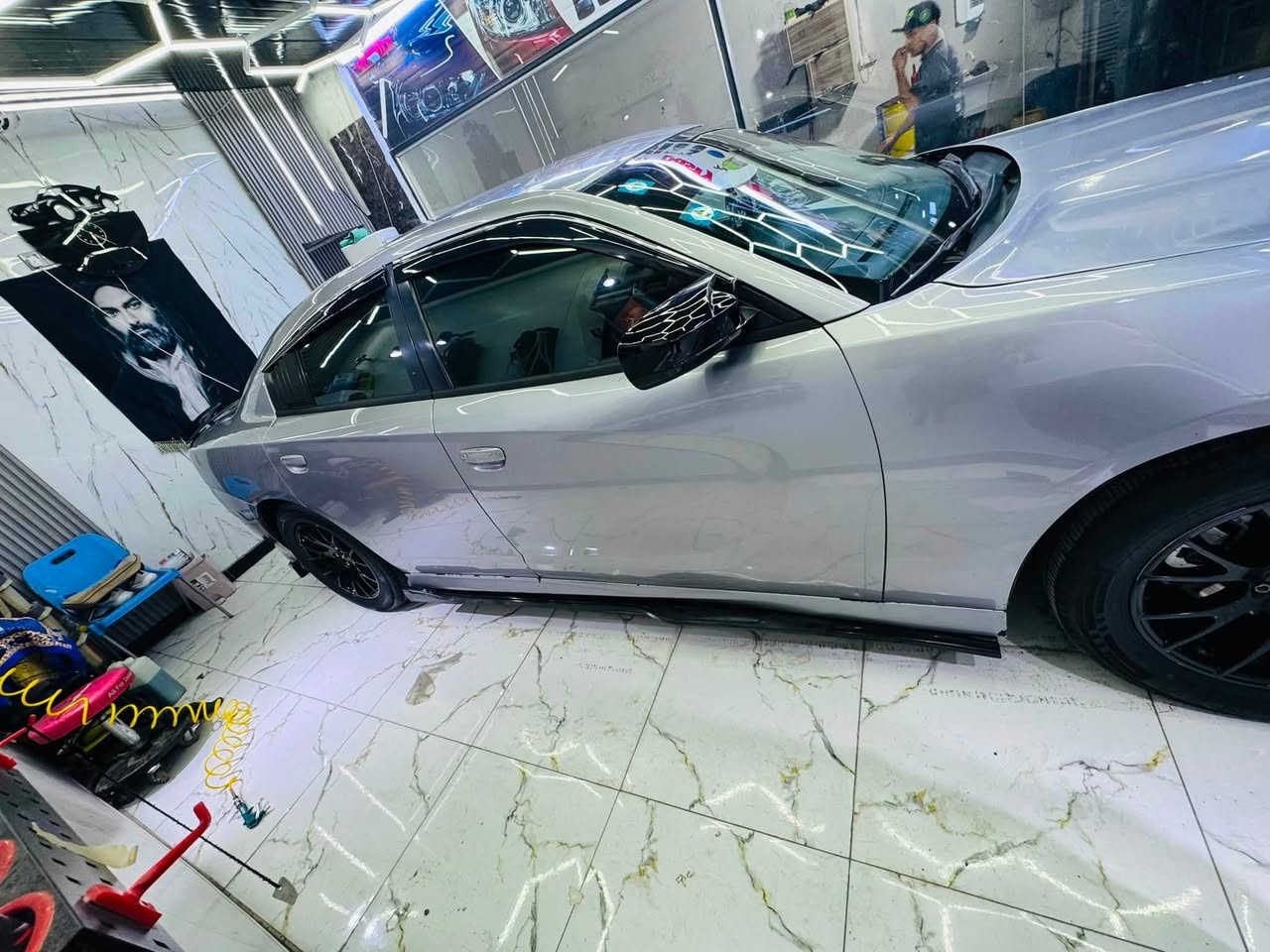 سياره دوج چارجر sxt مديل ١٥رقم بغداد بسمي تحويل ثاني يوم هزه سنويه جديده  مكينه وكير جاهز السياره بيه بداية خيط بخار 
حادث موضح بل سونار صدر تخم تاير جديد ويل ١٨بلادي  عنوانها واسط كوت انوار الصدر سعرها ١٣٥ وبيها حك الجيه بنسبه للحادث البنيد طاير عل قماره وبيه ربع من القماره تعديل وصبغ وموحد ويا التكمه رش فقط  ***********
