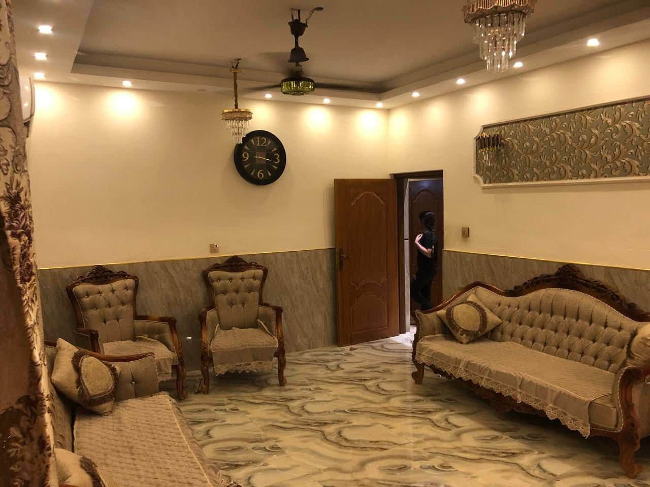 ٢٠٠ متر واجهة ١٠ نزال ٢٠ طابقين في الطابق الارضي صالة  وهول وغرفه نوم ومطبخ وصحيات ومناور وفي الطابق الثاني ٤غرف نوم وصحيات وفي السطح غرفه سندويج عنوانة حي الجهاد ٩٥ خلف شارع التجاري فرع ثاني موقع مميز  
*********** واتس
