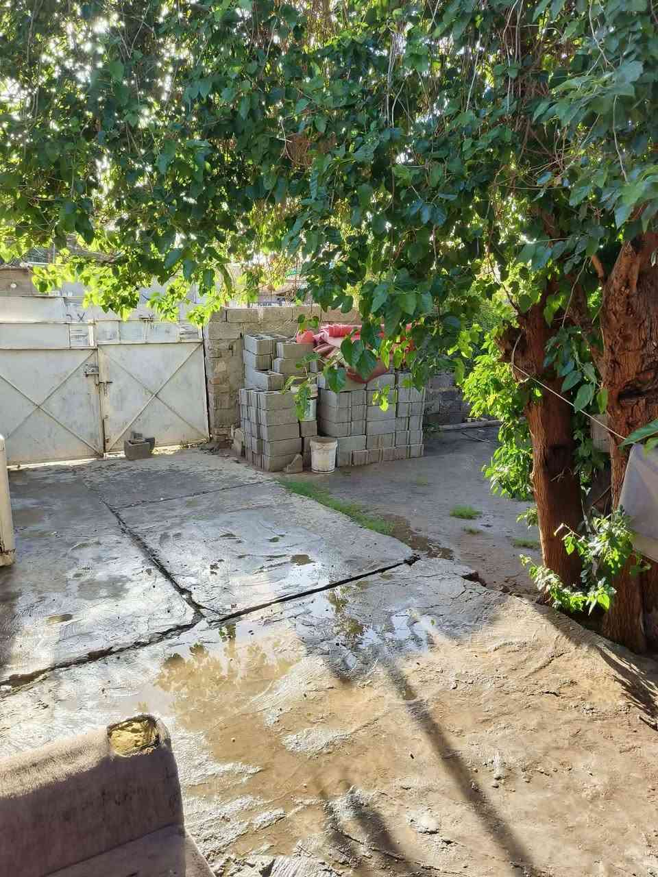 بيت للبيع حي العامل بغداد 801قرب ساحه الرساله
يتكون من استقبال غرفه مطبخ ترك خلفي مساحته مال غرفه 
ترك جانبي حديقه كلش جبيره كراج سياره صحيات تأسيس جديد مجاري كهرباء  اي استفسار متواجد ع واتس ***********
