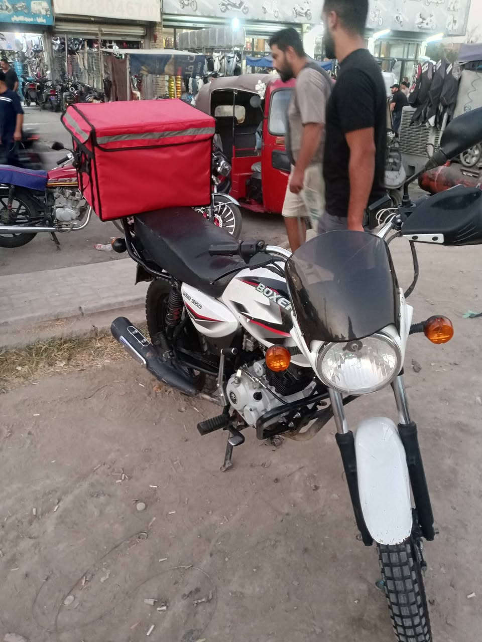 سلام عليكم دراجه بوكسر للبيع موديل 23 السعر 950بيهة مجال قليل 3اوراق واربعه ضايعات واكفلهة سرقه وحلال وحرام العنوان مدينه الصدر رقم ***********

