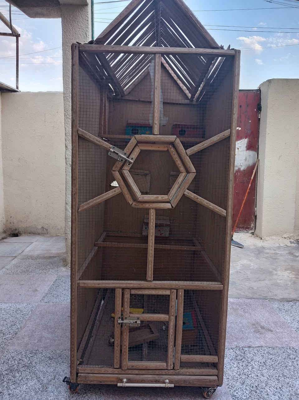قفص كناري طيور الارتف ١٨٠ العرض متر ونص نضيف وبي أبراج كناري السعر ٦٥ الناصريه مركز ***********
