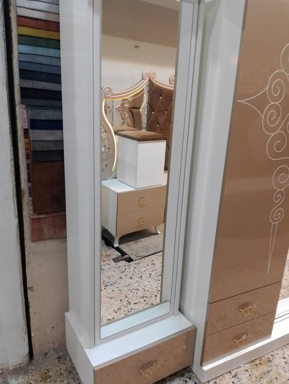معرض اثاث الشكور غرفه نوم تركيه للبيع تتكون الغرفه من 10قطع نضافة الغرفه 90/100 عنوان موصل قادسيه قرب ملعب الأمواج تواصل خاص *********** اتصال *********** وتساب
