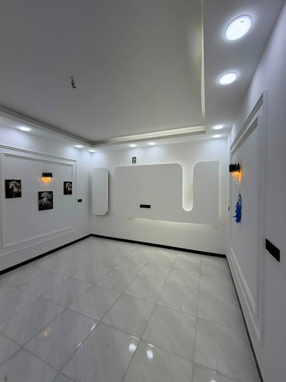 بيت للبيع في حي الجامعة مجمع حيدر حجي هندي الزوم الأول المساحه ٢٠٠ متر كلش حلو وجاهز على اخر شي
