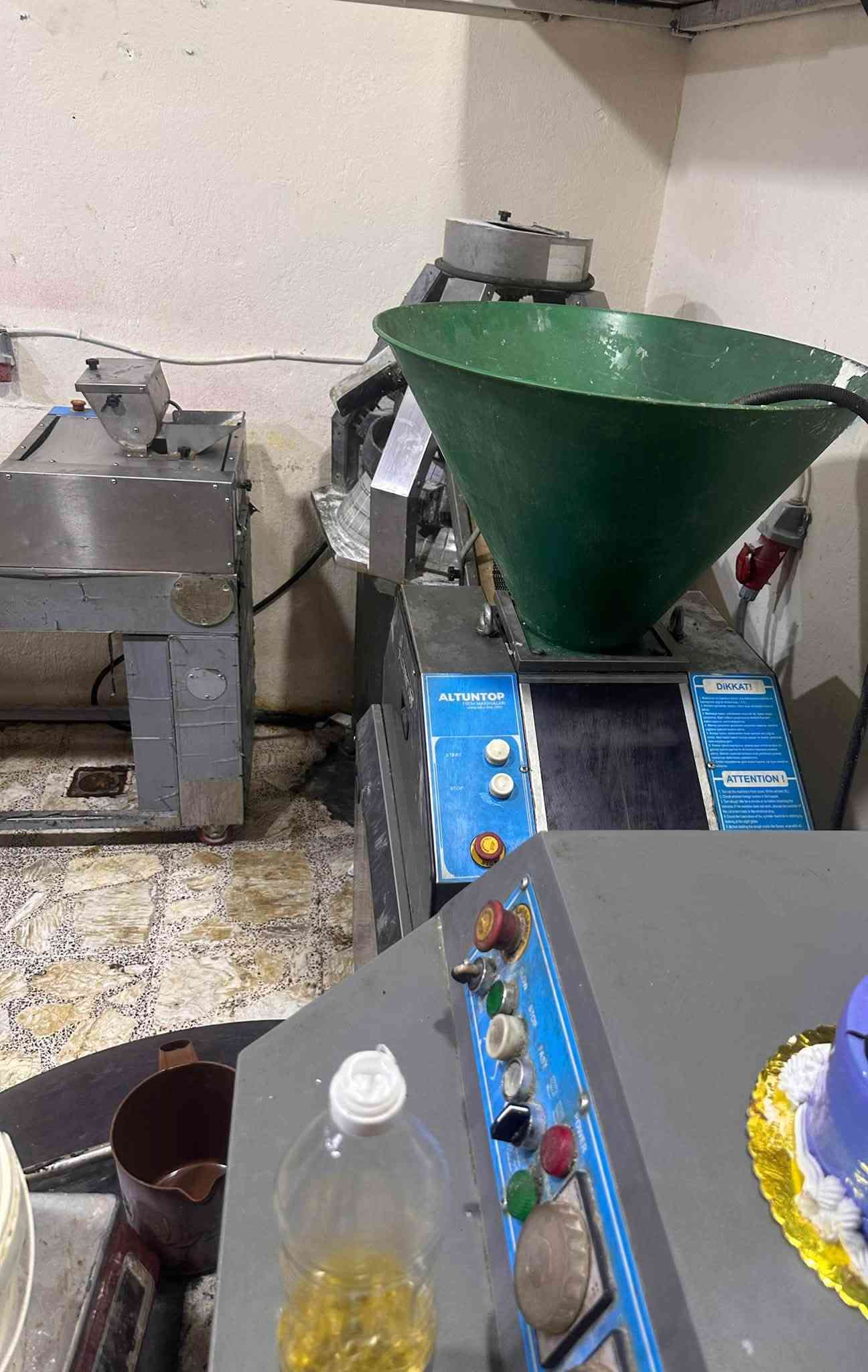 سلام عليكم غراض للبيع عجانه اكنتوب ام كيس وخط
اكنتوب نظافه 90‎%‎مكينه توست ومعها قوالب توست العدد12كل قالب بي 4

وبرادات كيك واحد مترين واحد مترتين ونص العنوان بغداد لاستفسار على رقم***********
