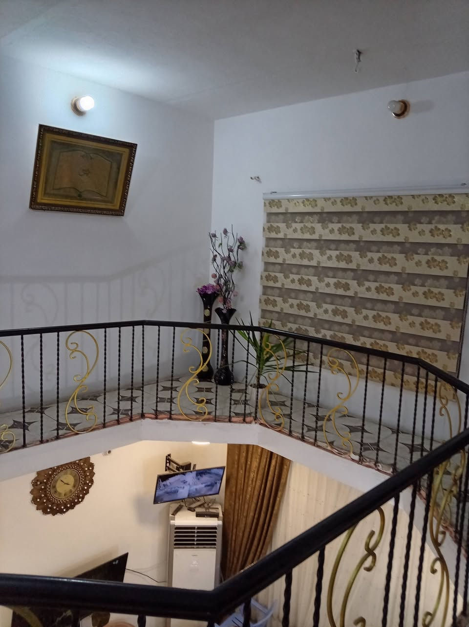 السلام عليكم
بيت للبيع مساحه 125 م حي المنتزه قريب ع الشارع العام للمدينه الترفيهيه طابقين يحتوي الطابق الأول يحتوي على مطبخ واستقبال وغرفه نوم ومناور اثنين وصاله مفتوحه والطابق الثاني يحتوي على ٣ غرف وصحيات وبيتونه خارجيه للاستفسار على الرقم ***********
