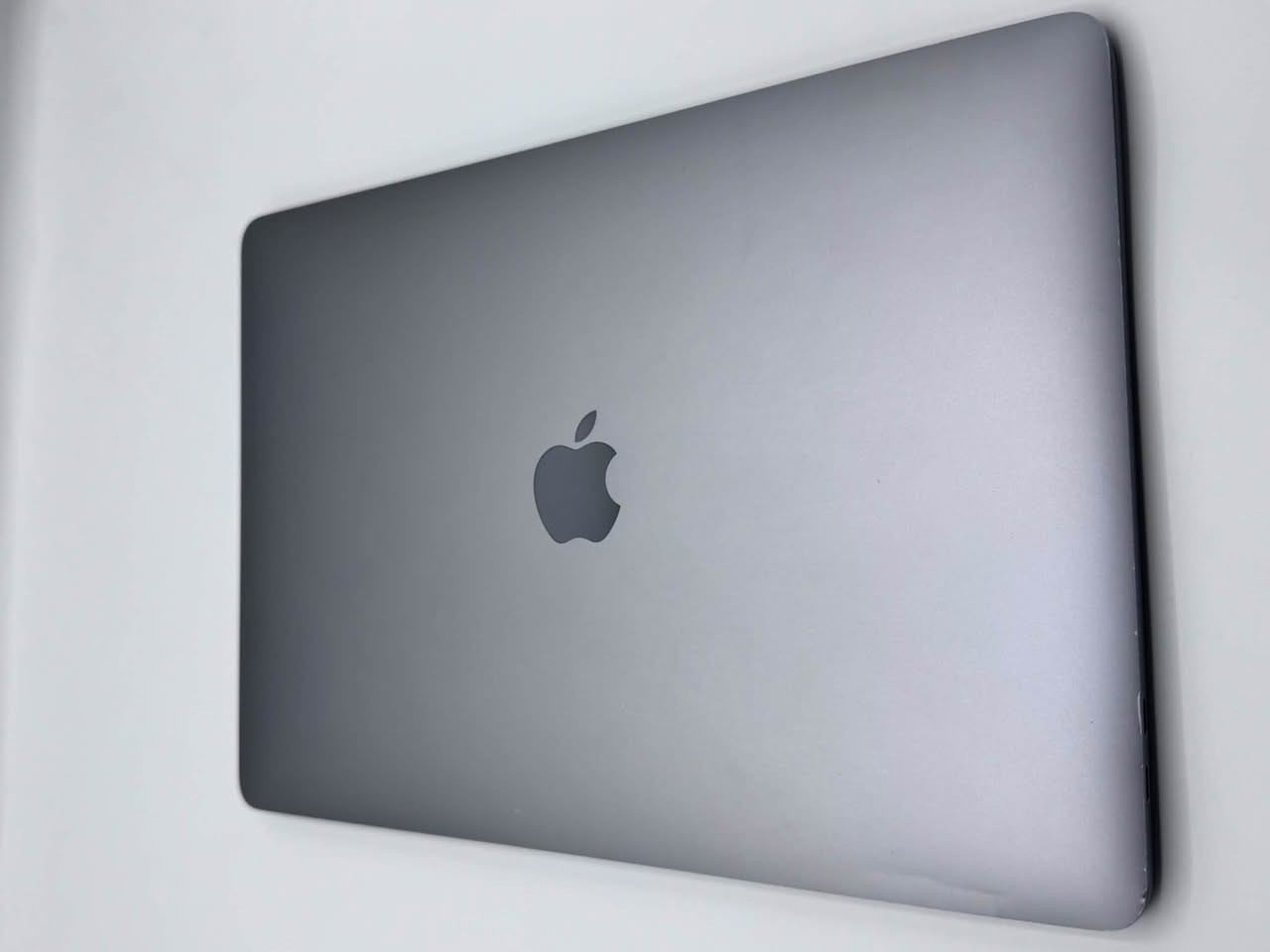 ماك بوك برو 13 إنش (2016) - 256GB SSD / 8GB RAM - بحالة ممتازة
تفاصيل الجهاز:
 الموديل: MacBook Pro 13-inch (2016) مع 4 منافذ Thunderbolt 3
 المعالج: Intel Core i5 (2.9 GHz)
 الرام: 8 GB
 التخزين: 256 GB SSD
 الشاشة: أصلية ووكالة لم تُستبدل أبداً
 الملحقات: رأس الشاحن فقط (بدون كيبل)
ملاحظات حالة الجهاز:
 الجهاز شغال 100% ولا توجد فيه أي عيوب أو ملاحظات أخرى.
 الكيبورد: يحتاج إلى تنظيف بسيط من الداخل لأن بعض الأحرف تحتاج إلى ضغط إضافي أحياناً للاستجابة.
 البطارية: شغال ومستقر وتعمل بشكل طبيعي، لكن يظهر عليها مؤشر النظام (Service Recommended / يُوصى بالتغيير).
السعر 300 الف مكاني أربيل 
***********

نص مكتوب في الصور:
- Overview Displays Storage Support Resources macOS Monterey Version 12.7.6 MacBook Pro (13-inch, 2016, Four Thunderbolt 3 Ports) Processor 2.9 GHz Dual-Core Intel Core i5 Memory 8 GB 2133 MHz LPDDR3 Graphics Intel Iris Graphics 550 1536 MB Serial Number C02T31F8GTFJ System Report... Software Update... TM and 1983-2024 Apple Inc. All Rights Reserved. License Agreement