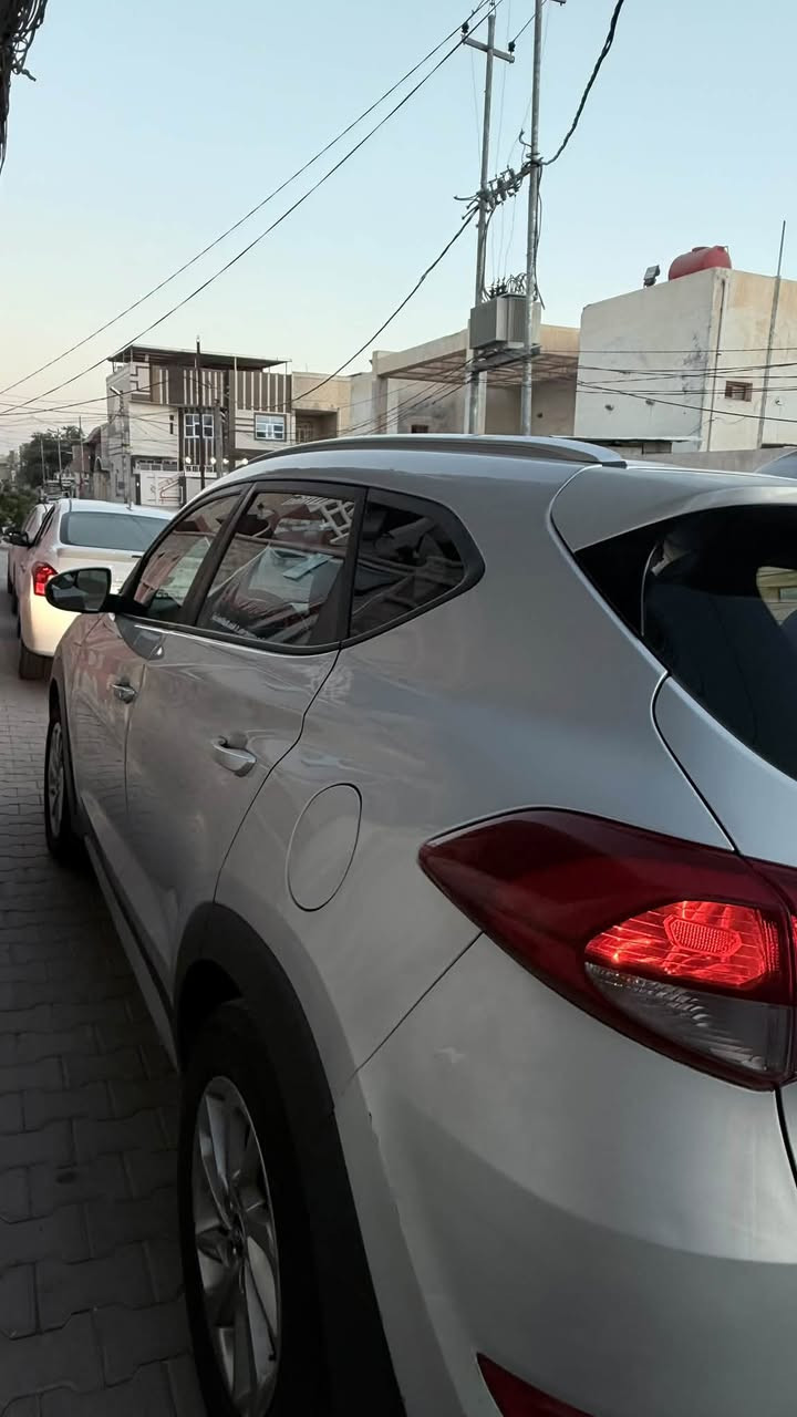 هونداي توسان 2018 وارد امريكي
ماشية 174,000 ميل 

الموصفات :- 

موديل 2018 

دفع رباعي 

محرك 2000 GDI 

مانع انزلاق 

كشنات تدفئة 

انظمة  قياده اعتيادي ايكو سبورت 

لايتات زينون 

كاميرا خلفيه 

ابل كاربلاي

تحكم ستيرن

مثبت سرعه 

نظام التحكم بالجر

السعر 105 ورقة قفل 

السونر موجود ويا الصور ، وكلشي وسعره ، واي شي يختلف عن السونر اني أتحمل مسؤوليته . 

للتواصل واتساب ***********
