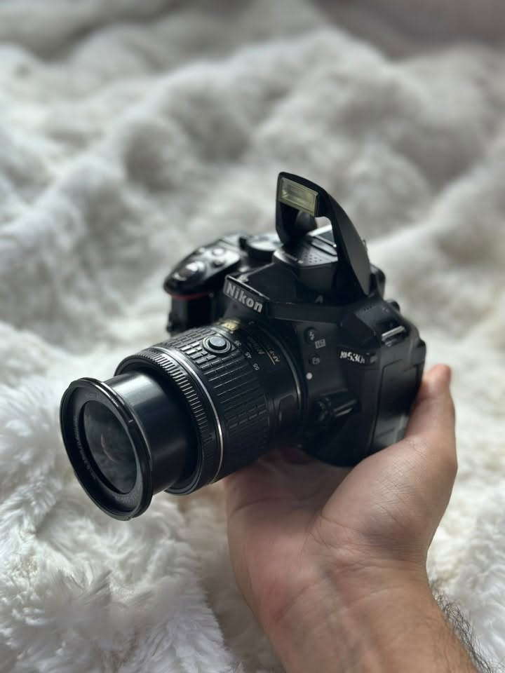 كاميرا Nikon D5300 بحالة ممتازة، مناسبة للمبتدئين والمحترفين للتصوير الفوتوغرافي والفيديو.

* دقة عالية 24 ميگابكسل تعطي صور واضحة جداً
* تصوير فيديو Full HD 1080p بجودة احترافية
* شاشة متحركة (قابلة للدوران) تسهّل التصوير من كل الزوايا
* تركيز تلقائي قوي 39 نقطة فوكس
* تصوير مستمر سريع
* تدعم Wi-Fi لنقل الصور مباشرة للموبايل
* بطارية تدوم لفترة جيدة

العدسة 18-55 mm

مهم جداً
(((
نقص فقط القطعة المؤشر عليها بالصورة ، ما تأثر بالتصوير نهائياً والكيبل ايضا تستبدله بالنقل عن طريق الوايفاي
يجي وياها بيت رام و رام للتصوير 
جنطة للكاميرا ايضاً
و الشاحنة الخاصة بيها

السعر 250 فقط
ومتوفر توصيل لجميع المحافظات 
))))

الكاميرا خفيفة وسهلة الاستخدام، مناسبة للتصوير اليومي، السفر، وصناعة المحتوى

صورة الساعة الاخيرة مصورة بالكاميرا نفسها لضمان جودة التصوير  

للشراء تواصل واتس 
***********
