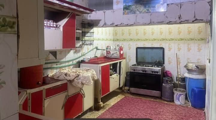 سلام عليكم البيت قريب على شارع القادسيه مساحته 200 واقع حال بالطابو 170بيه 5غرف 3 فوك 2جوه  كاونكريت بناء قديم وحمامات دخليه بالغرف وقابل المفوضه الاستفسار تصل عله هذ رقم 
***********

