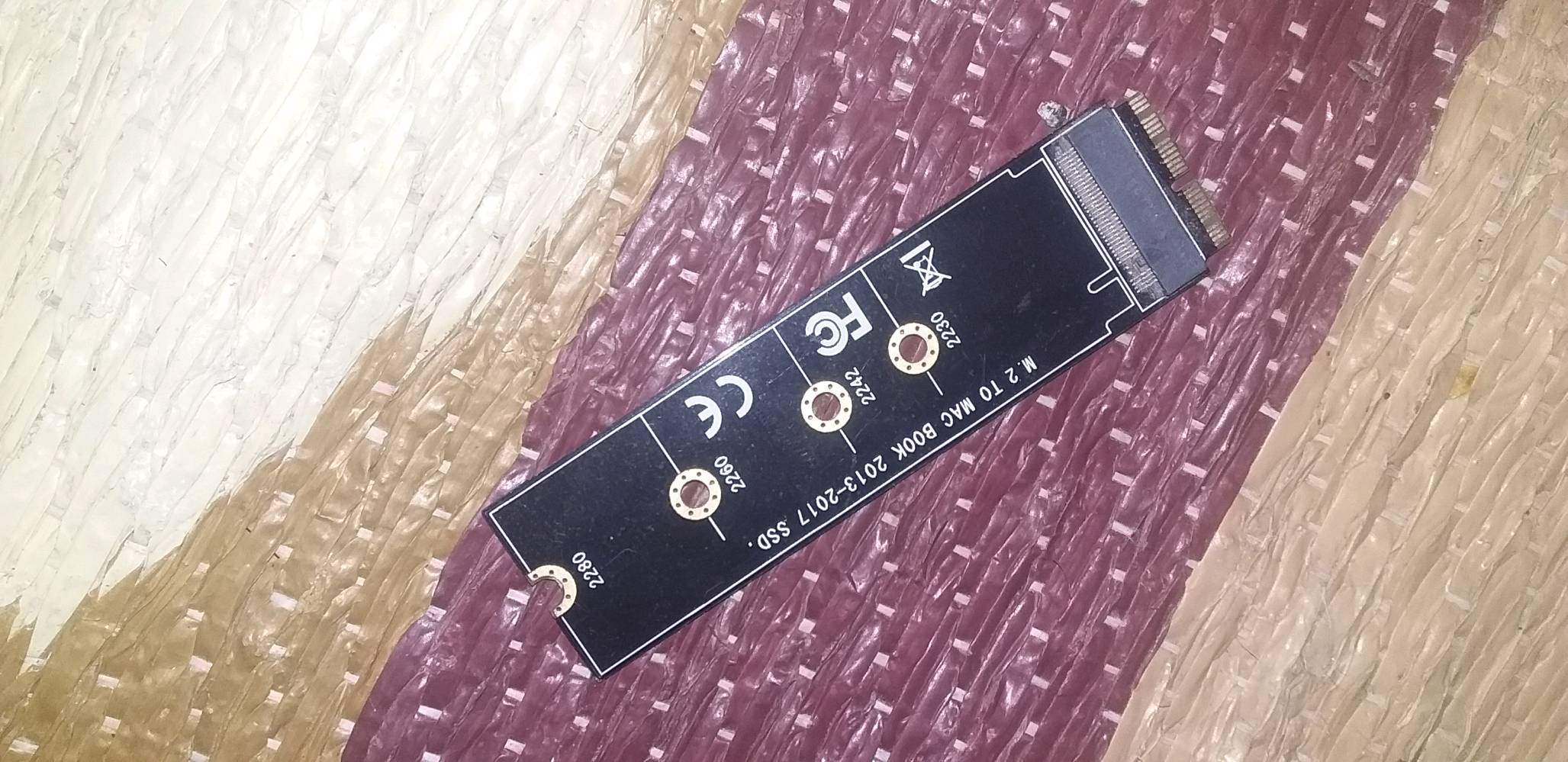 محول هارد M.2 NVMe لأجهزة ماك بوك (MacBook Air / Pro 2013-2017)
السلام عليكم، متوفر قطعة تحويل (Adapter) هاردات من نوع M.2 NGFF NVMe لتتوافق مع أجهزة ماك بوك.القطعة ممتازة جداً ومفيدة لكل شخص يريد يطور مساحة تخزين الماك بوك الخاص به باستخدام هاردات NVMe العادية المتوفرة بالسوق بسعر أنسب وبسرعة عالية.الموديلات المتوافقة: أجهزة MacBook Air و MacBook Pro من إصدارات سنة 2013 إلى 2017.أنواع الهاردات المدعومة: تدعم المقاسات المختلفة (2230, 2242, 2260, 2280).
مستخدمه 
السعر 10 الف قفل
المكان بغداد الجديدة