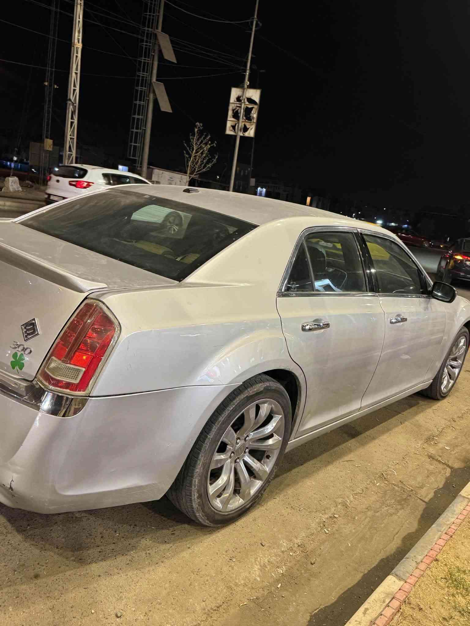 السلام عليكم
‏للبيع فقط
للاستفسار:*********** 
#السعر : 130 
اوباما 2012
C300
صدر جديد 
تخم تاير جديد 
ويل 17 حالياً اليوم بدلته 
تو ويل 
مكينه 3.6
كير طياره 
كير مكينه مكفولات 
تخم بلكات جدد تخم مجاول جدد 
بيهه صبغ بنيد وجامرلغ وباب السكن والي وراه يعني أربع قطع والسونار مرفق ب المنشور 
رقم سليمانية سنوية ورقم جدد وهزه جديده تريد تحويل تريد وكالة .

مكان السياره ديالى /بعقوبه
