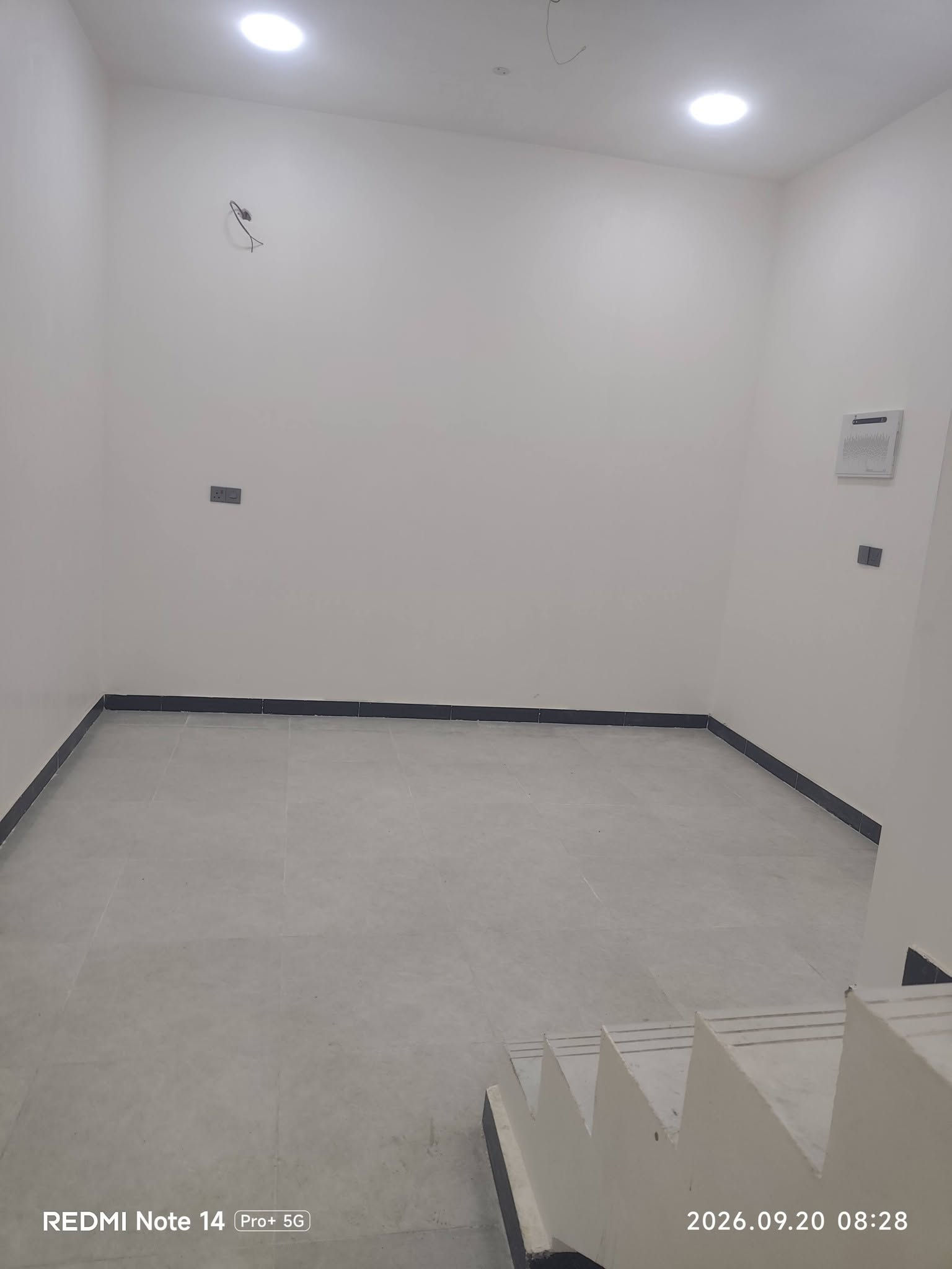 بيت للبيع 145 متر - بناء حديث 🏠الموقع: الجزيرة الثالثة - اليوبه- شارع الرحمة.الشارع: عريض (٨ متر).نوع السند: زراعي صرف سند 25.البيت يحتوي على:غرفتين نوم.ديوانية للخطار.صالة ومطبخ.كراج للسيارة.حمام وتواليت داخلي + تواليت خارجي.الخدمات: كاملة (ماء + كهرباء + مجاري). #دار# الجزيره.   ***********

نص مكتوب في الصور:
- REDMI NOTE 14 Pro+ 5G 2026.09.20 08:30
- REDMI Note 14 Pro+ 5G 2026.09.20 08:29
- REDMI Note 14 Pro+ 5G 2026.09.20 08:28