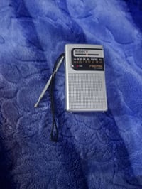للبيع راديو سوني نوعين صغير نظيف جدا موجتين AM.FM السعر ٥٠ الف مع التو...