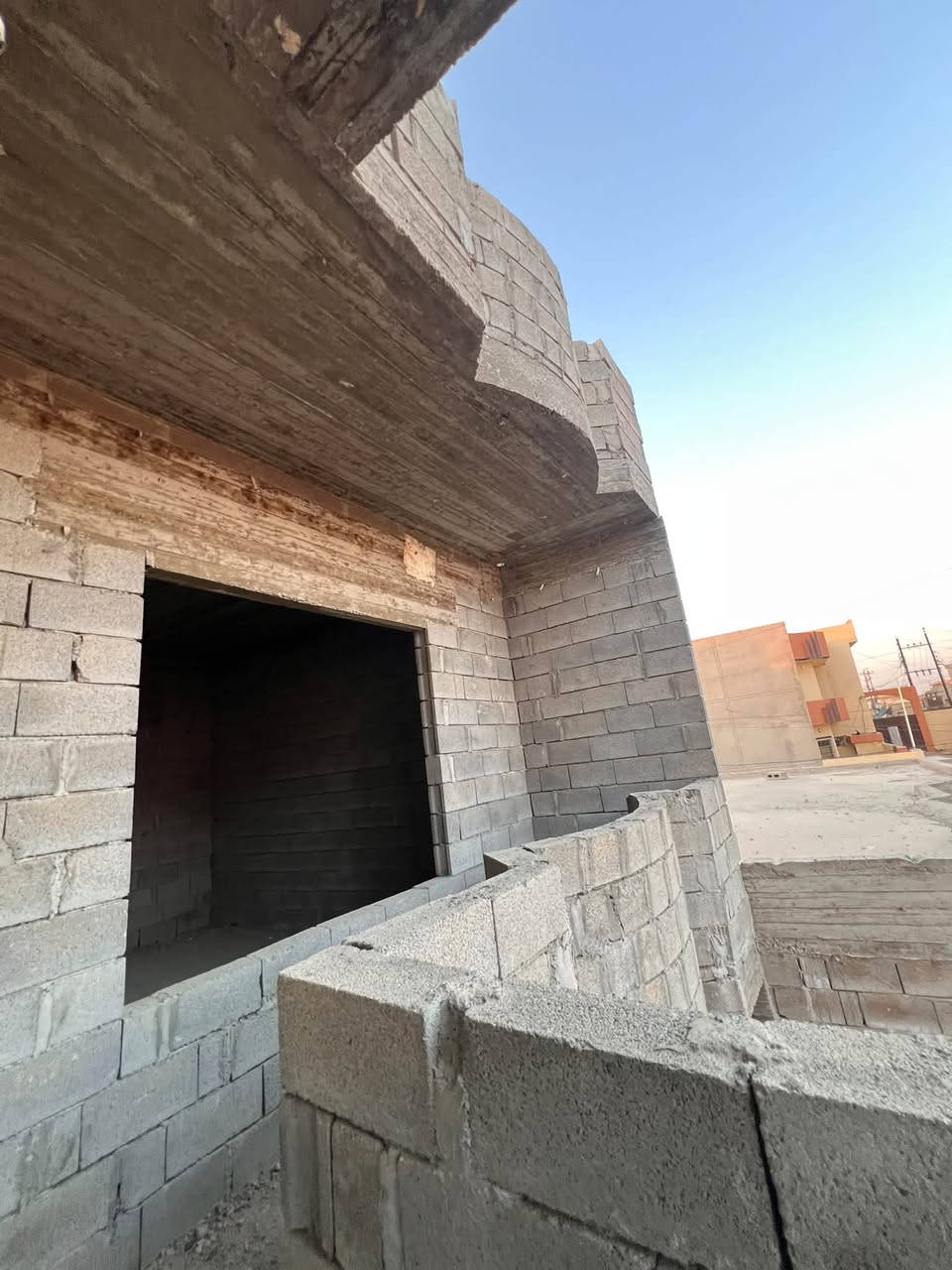 هيكل للبيع في حي القوسيات
خلف معمل 🏭 غاز التوفيق 

ملاسق جمعيه الزراعه. 

المساحه. 200. م 

طابقين بناء 🔨 حديث 

يتكون من أربع غرف نوم 🛌.  هولين استقبال مشتملات داخل خارج 

اتجاه شروق. 🌅 
مكان مرتفع 

سند  ملك بستان زراعي نموذج 25 حق التصرف سند ابيضّ 

من الشرعي مباشر   وصل بلديه. 

خدمات ماء 💦 كهرباء ⚡️ التبليط قريب من جمعيه الزراعه 

السعر 55 مليون بي مجال. 

الاستفسار بل الأرقام. 

***********
***********

