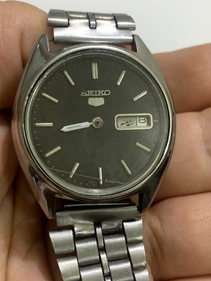 ساعة سيكو 5 أوتوماتيك (Seiko 5)، مكينة يابانية أصلية، 17 حجر، وتشتغل. يُحتمل أن يكون موديلها بين 1985–1989.
مفقود القير والمينا
٣٠الف معا توصيل
واتس اب ***********
