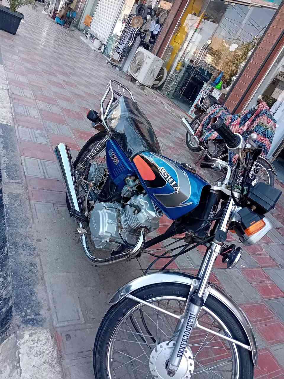 دراجه ارشه ٢٠٢٠ أوراق ضايع بالبيت شاهدالله كفاله عامه من اي شي حته اكتب عليه بالمكتب مكاتبه اسوي اله دراج نضيفه .السعر 450 الف بيه مجال قليل .رقم الموبيل . ***********
