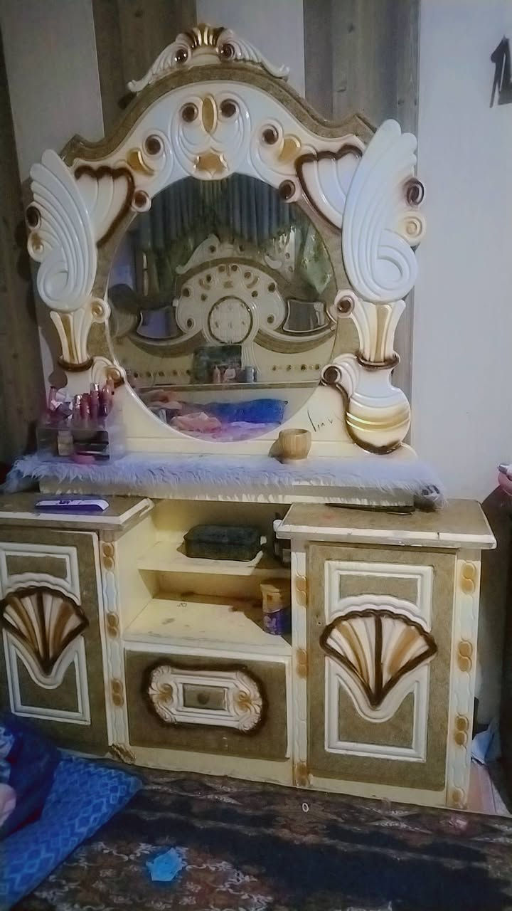 غرفة خشب • للبيع