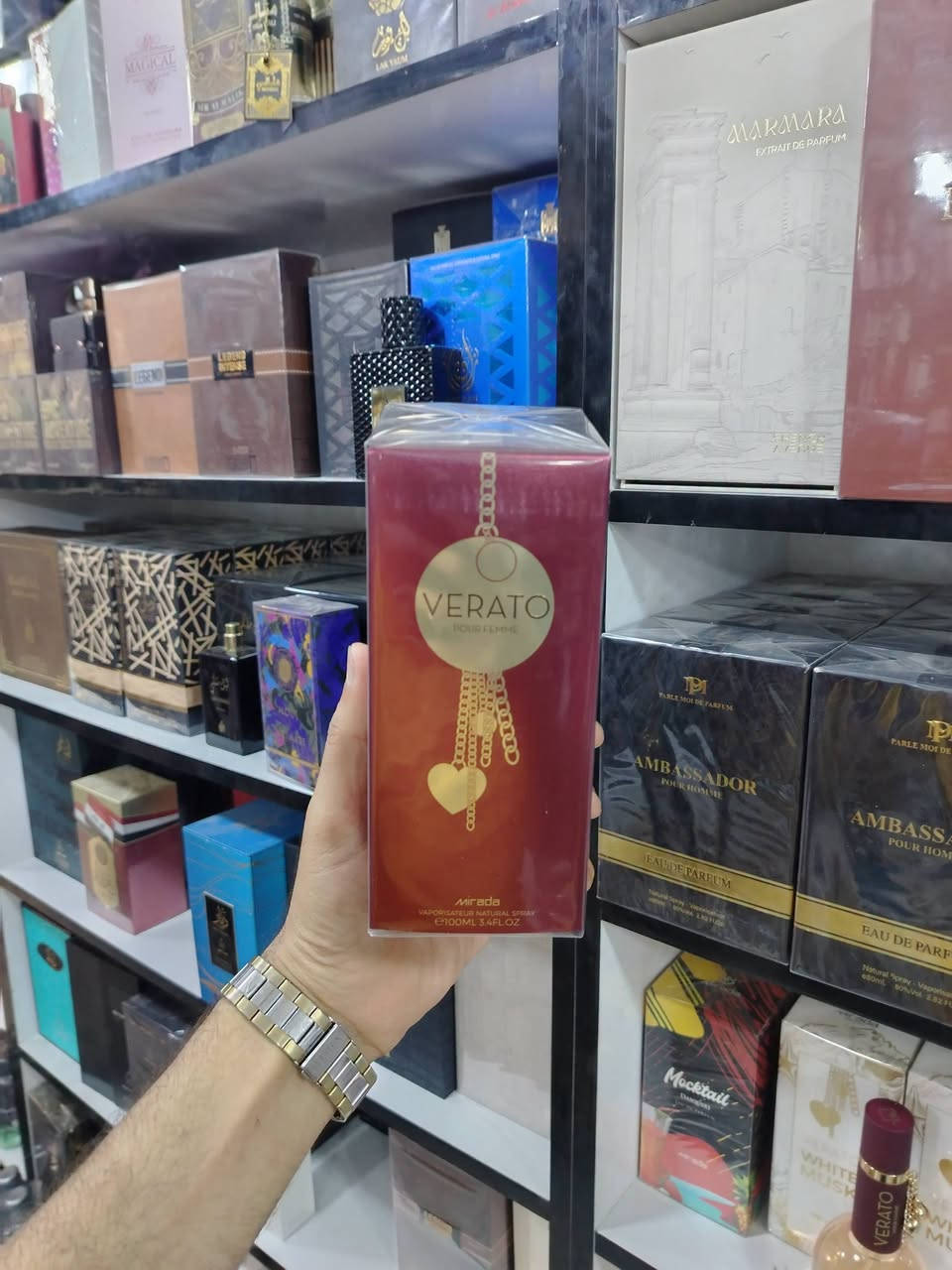 عطر فيراتو بور فيم (Verato Pour Femme)
النسائي من شركة ميرادا (Mirada)
الحجم 100 مل
مكونات العطر: يفتتح بنفحات منعشة من البرتقال والتفاح الأخضر، يليه
 قلب عطري من الياسمين زنابق الوادي والمكونات البلسمية، ويستقر على
قاعدة دافئة من العنبر والمسك الأبيض

للتواصل واتس ***********
يوجد توصيل لكافة محافظات العراق
#بغداد #النجف #كربلاء #الديوانية #السماوة #ميسان #الديوانية
