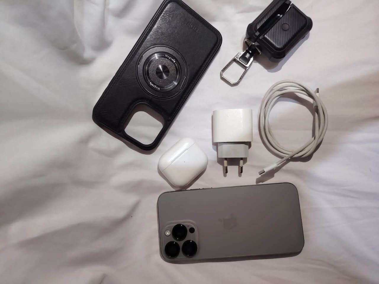 iPhone 15 Pro Max
اللون: تيتانيوم
الذاكرة: 256GB
البطارية: 100% (عدد الشحنات 460 )
 الجهاز جديد ونظيف ، فطر بالكلاسة اسفل الشاشة فقط 
ملحقات كاملة ، السعر 900 ( قابل للتفاوض )
العنوان بغداد، العماري ( المعامل ) 
*********** متواجد واتساب .
