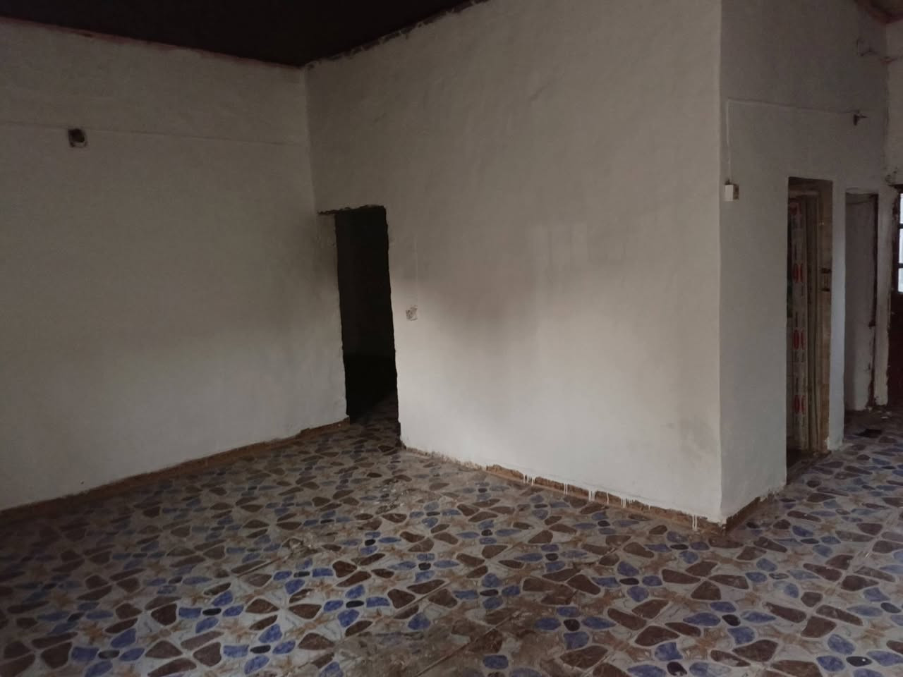 دار للبيع حي الجوادين مقابيل مجمع حي الجوادين يبعد عن الشارع العام 100م  (مساحة البيت 230متر )
يحتوي على غرفتين نوم 5في4 
وصاله جبيره ومطبخ جبير
واستقبال 6في4
وصحيات داخلية وخارجية

***********
***********
دار للبيع حي الجوادين مقابيل مجمع حي الجوادين يبعد عن الشارع العام 100م  (مساحة البيت 230متر )
