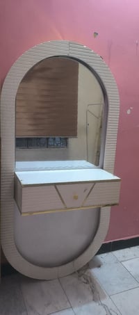 ميز حلاقه مستخدم نضيف للبيع ب175وبي مجال مكاني بغداد النهروان للتواصل ...