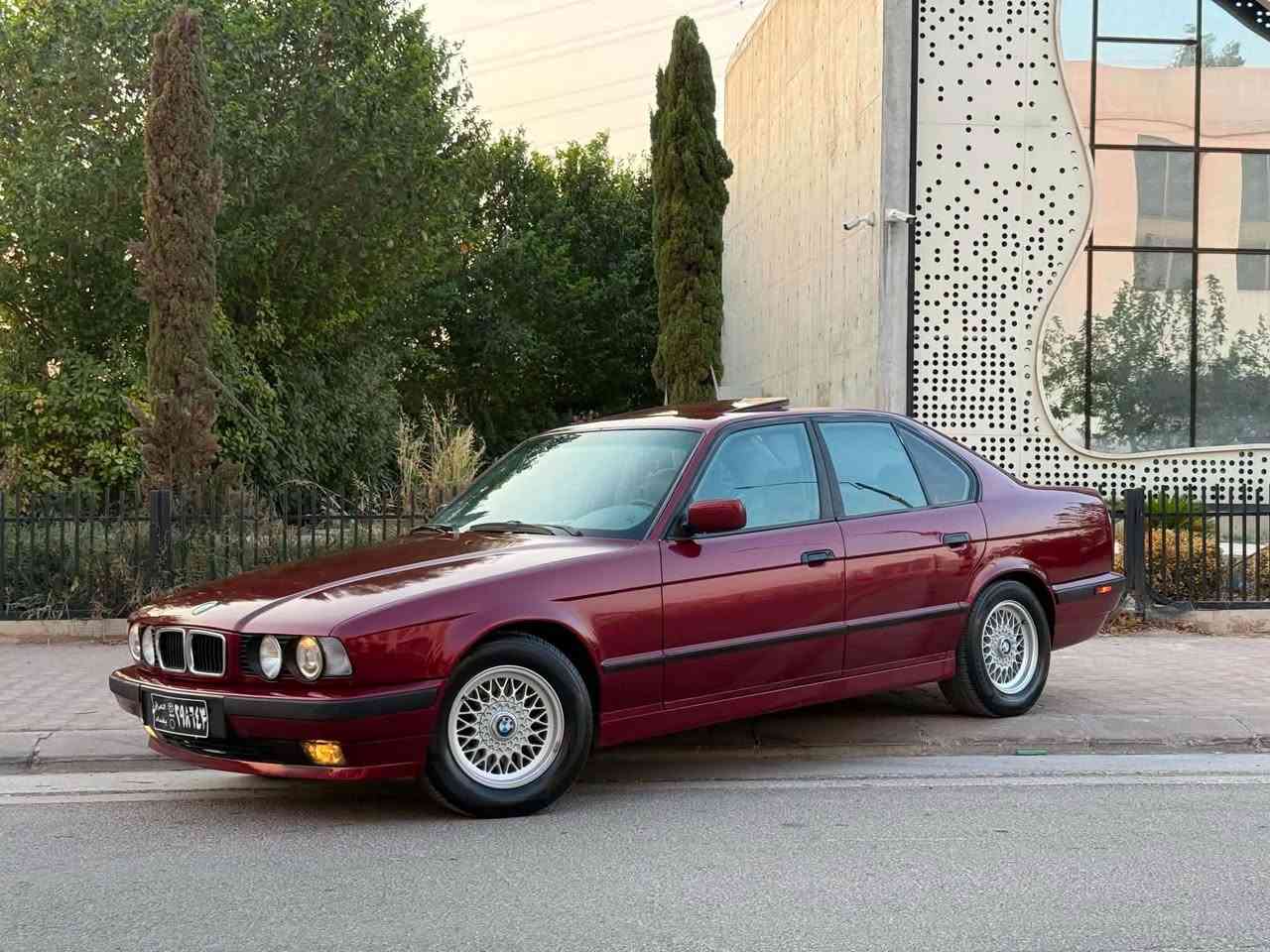 بیئێم ١٩٩٣ ٥٢٥ تۆماتیک ! بێ دەعم بێ لێدراو قرچی نییە
 ، سڵاید ، جلد ، چوار جام کارەبا  ناو سپی  ئاڕمی پلاستیکی سلێمانی 
تەبرید لە جێیا ئیش ئەکـــات تایە و ویل لۆک پێش و دوای تازە 
گێڕ و مەکینەی لۆک بە شەرت بۆیاخێ جوان و ڕەقەم یەک
 لایت ئیستۆپ لایت لۆک بێ مەسرەف چرکە و گەڵایەک ببڕە 
سەیارەکە زۆر جوانە و بیانو بڕە 
سعر ٥٧ گەڵاو مەجال مەسج مەکە من خاوەنی نیم
***********
