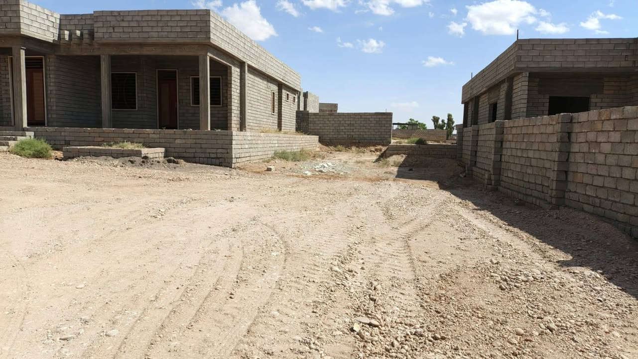 سلام عليكم بيت هيكل للبيع مساحه البيت 250 متر مساحه الأرض 1000 متر كافة الخدمات و يرهم مدة و معا كفيل و السعر تصل ***********.   *********** و ملاحظة البيت مكان الجميلة السياحة
