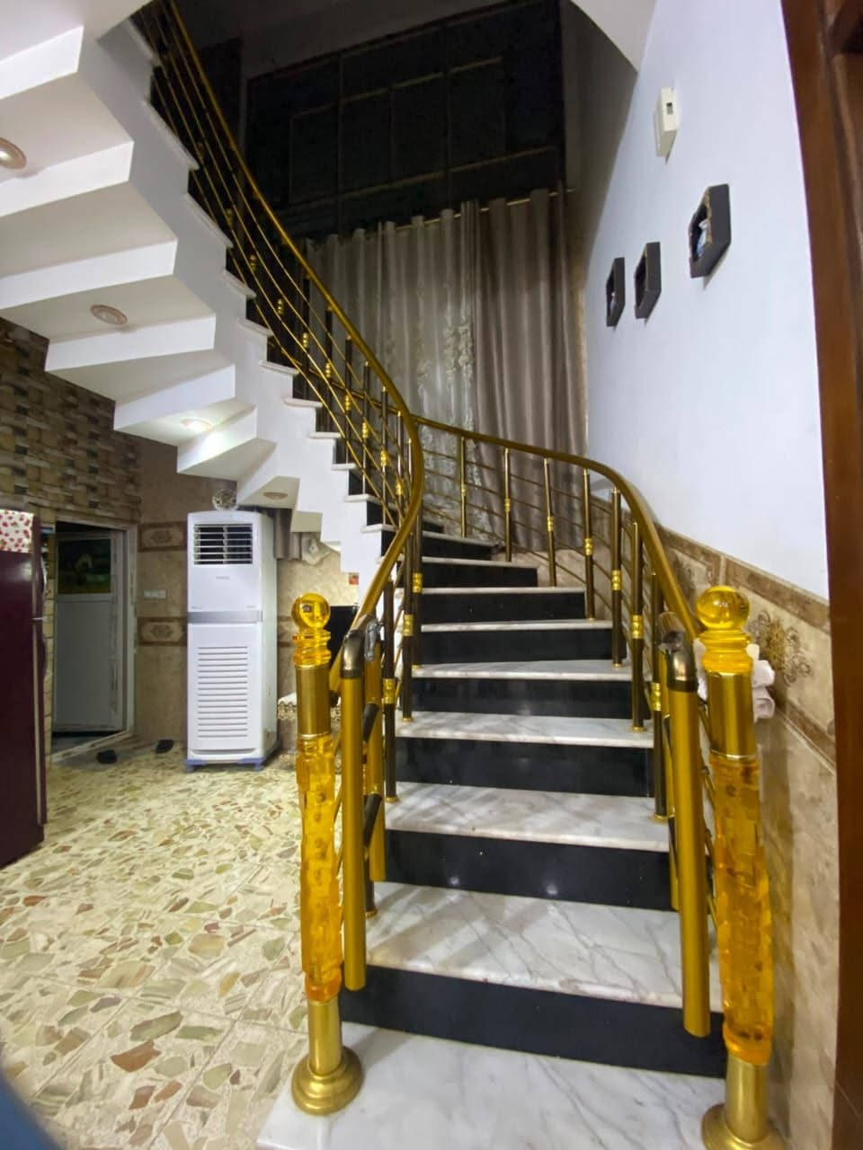 دار سكن للبيع مساحه 109ركن مربع حي الزهراء قريب على شارع ٢٠ وقريب على مشتل السلام للاستفسار مكتب ياسين للعقار ***********/طابقين مسلح
