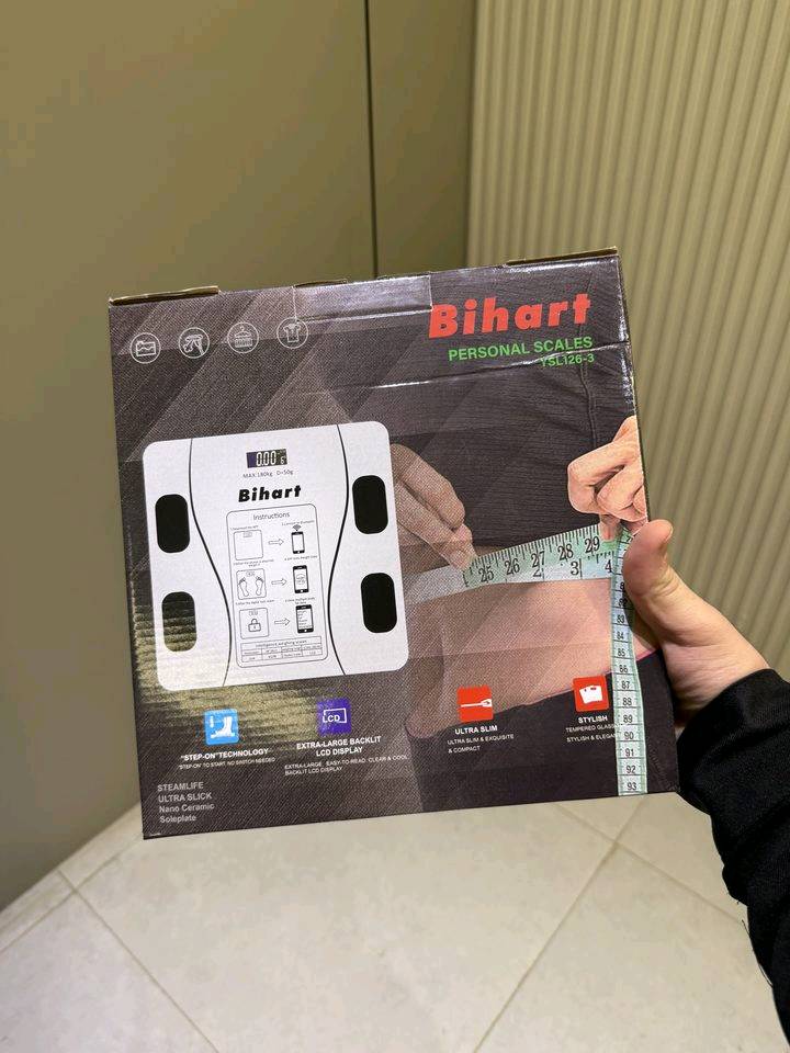 • ميزان شخصي ذكي من Bihart بتصميم أنيق وزجاج مقوّى مناسب للاستخدام المنزلي اليومي موديل YSL126-3.
• يدعم الاتصال عبر Bluetooth لمزامنة بيانات الوزن مع تطبيق OKOK على الهاتف.
• شاشة LCD بإضاءة خلفية كبيرة لعرض الوزن بوضوح وسهولة قراءة.
• قدرة وزن قصوى حتى 180 كغم مع دقة قياس 50 غرام كما هو موضح على الميزان.
• تصميم نحيف (Ultra Slim) وخفيف مع تقنية Step-On للتشغيل عند الوقوف مباشرة.
• يدعم عرض بيانات متعددة عبر التطبيق مثل: الوزن، BMI، دهون الجسم، العضلات.

🔹 المواصفات

• الماركة: Bihart
• النوع: ميزان شخصي ذكي (Personal Scales)
• أقصى وزن: 180 كغم
• دقة القياس: 50 غرام
• وحدة القياس: KG / LB (كيلو / رطل)
• الشاشة: LCD بإضاءة خلفية
• الاتصال: Bluetooth
• التطبيق: OKOK App (Android / iOS)
• الأبعاد: 26 × 26 سم
• مصدر الطاقة: 2 × بطارية AAA
• مادة السطح: زجاج مقوّى (Tempered Glass)


🔹 محتويات العلبة
• ميزان Bihart الذكي
• بطاريتان AAA

يوجود توصيل للجميع محافظات العراق والتوصيل مجاني سعر المنتج 12 الف